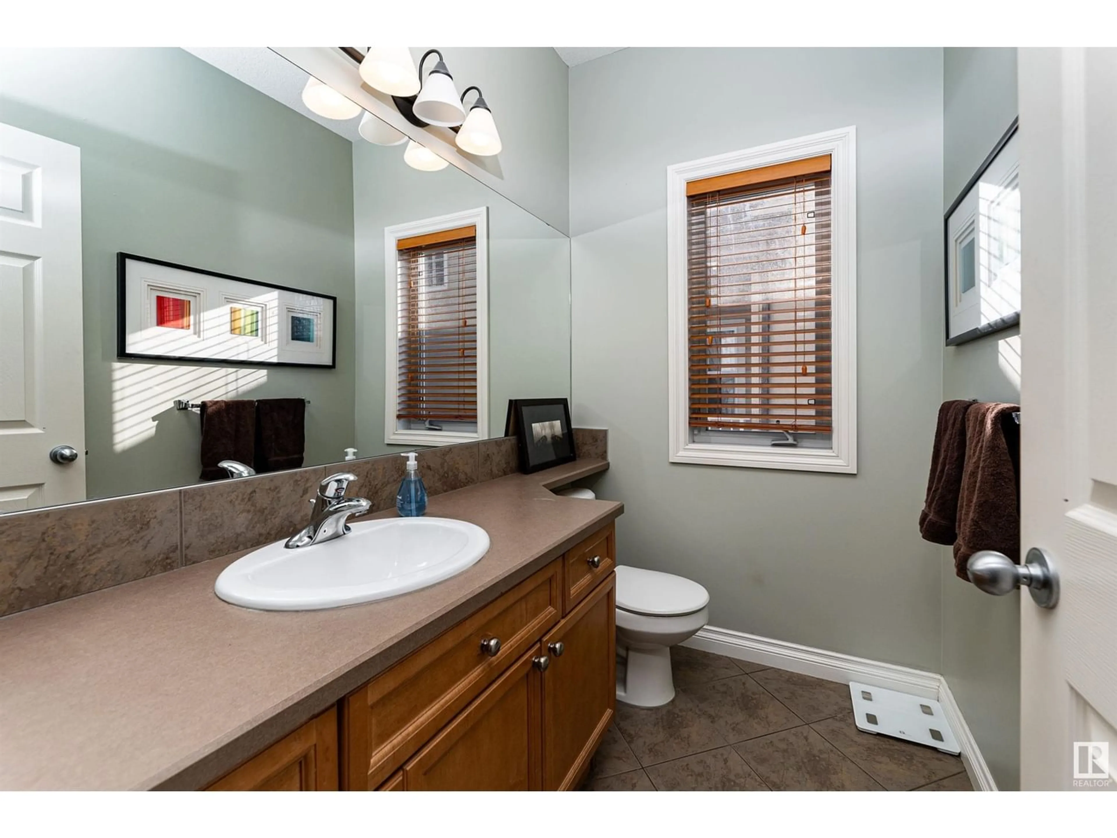 Standard bathroom for 660 Crimson DR, Sherwood Park Alberta T8H0B1