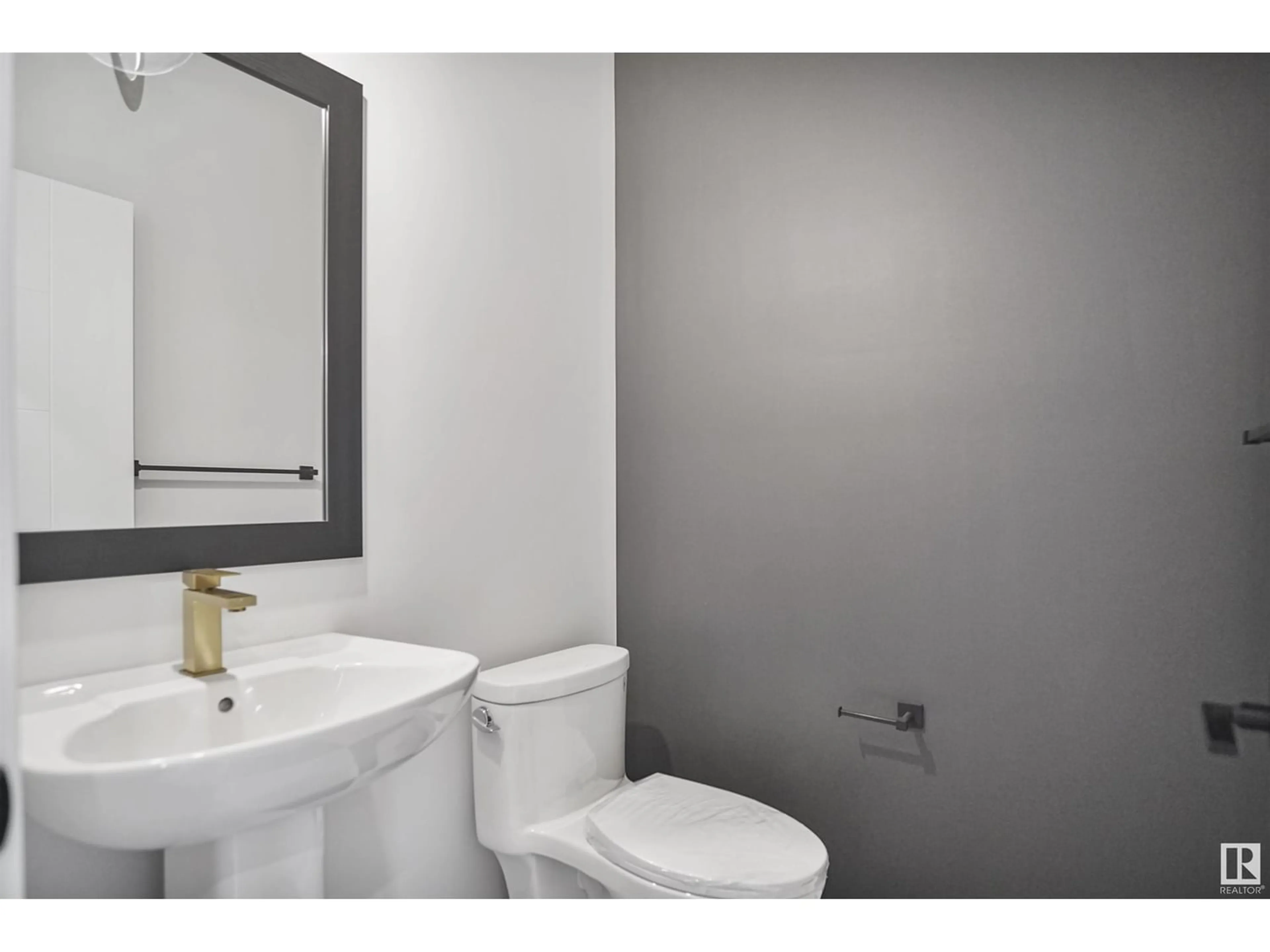 Standard bathroom for 111 Edgefield WY, St. Albert Alberta T8N7Z9