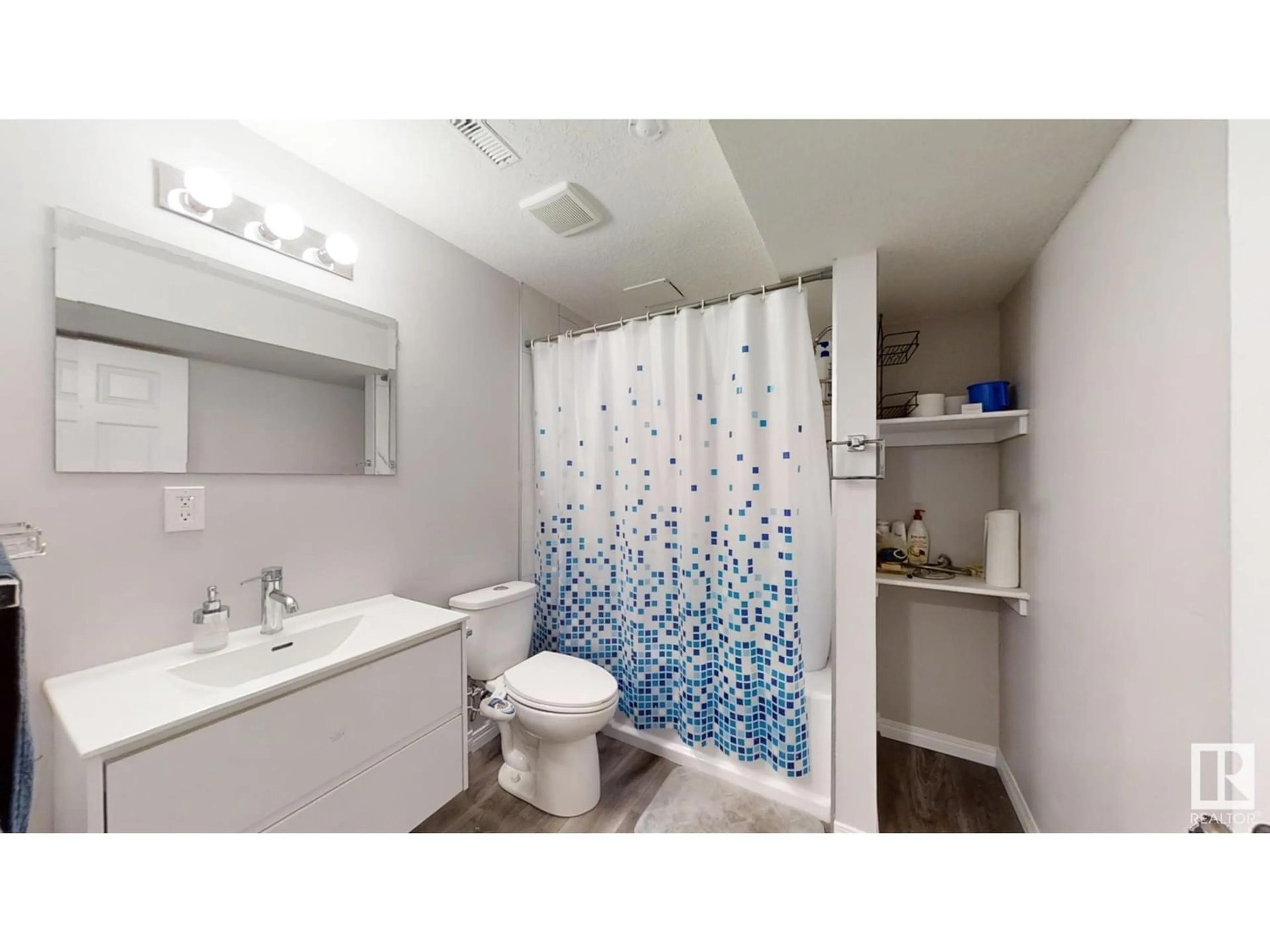 Standard bathroom for 652 WINDROSS CR NW, Edmonton Alberta T6T1Y1