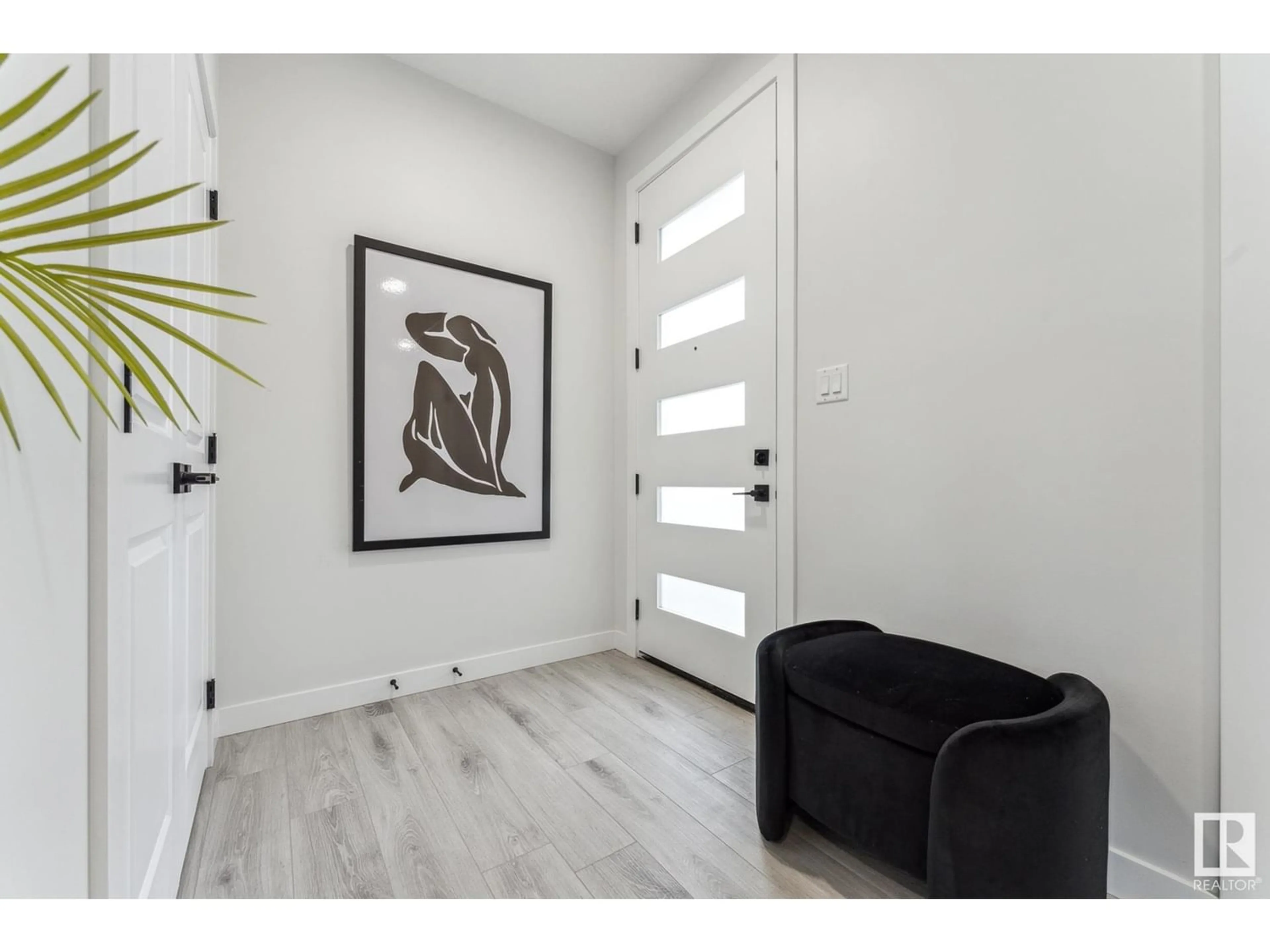 Indoor entryway for 1562 ESAIW PL NW, Edmonton Alberta T6M2N6