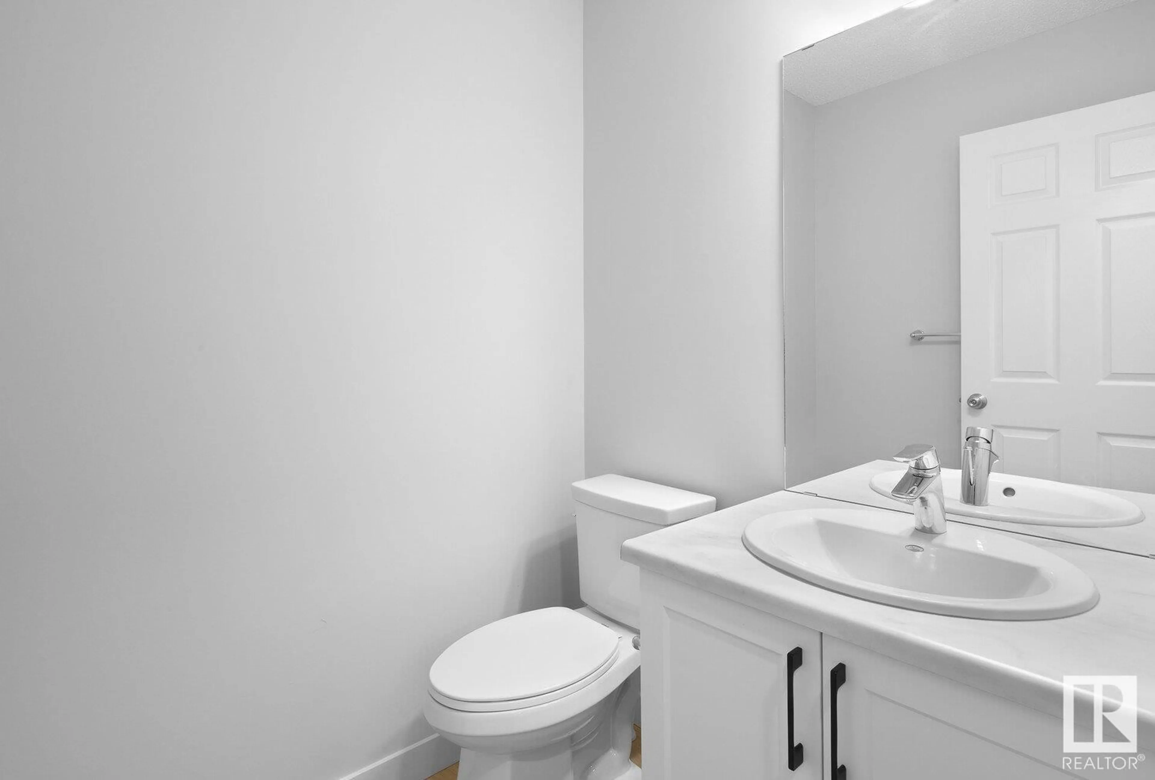 Standard bathroom for 3426 169 ST SW, Edmonton Alberta T6T0M5