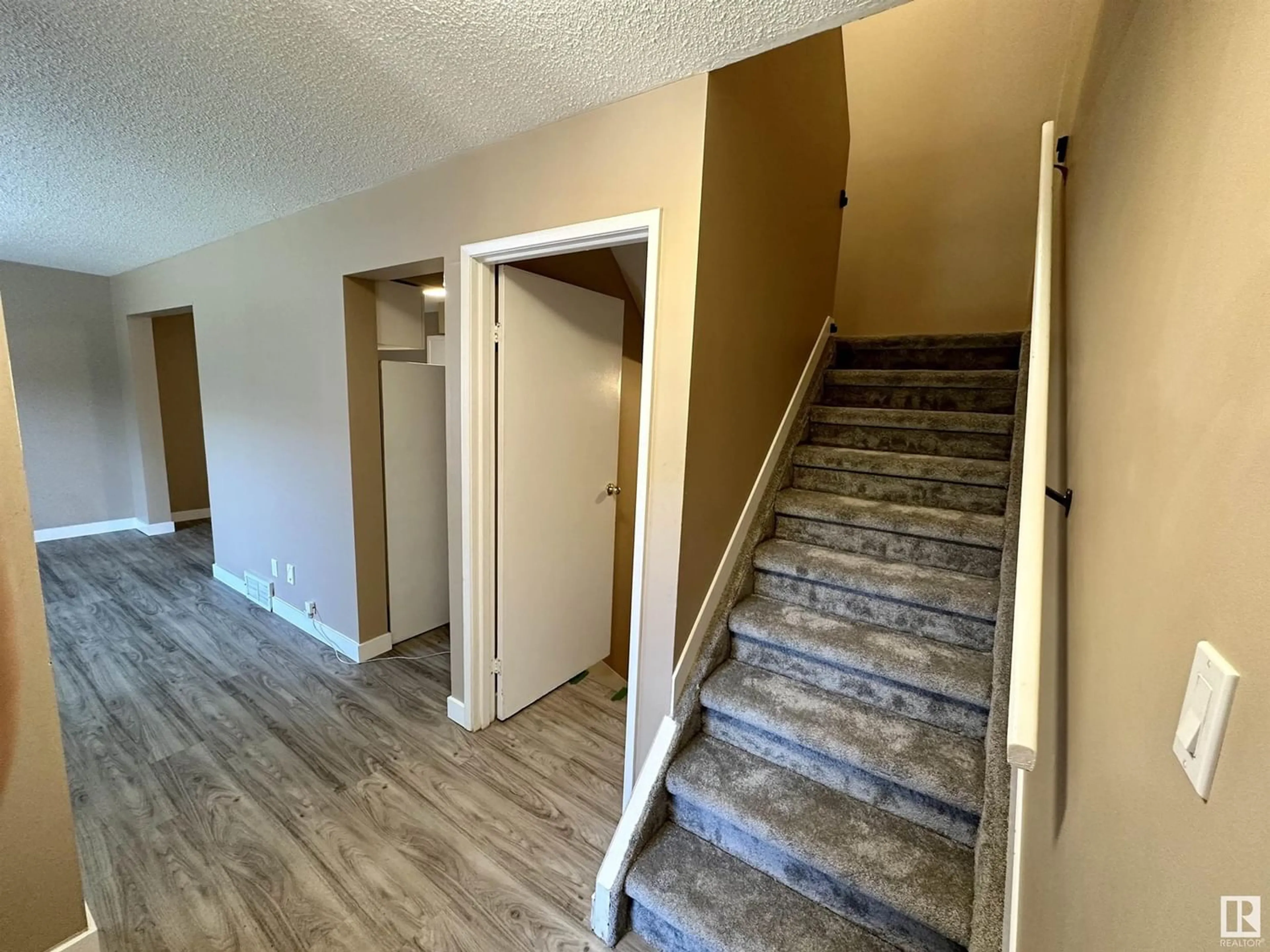 Indoor foyer for #8 14120 80 ST NW, Edmonton Alberta T5C1L6