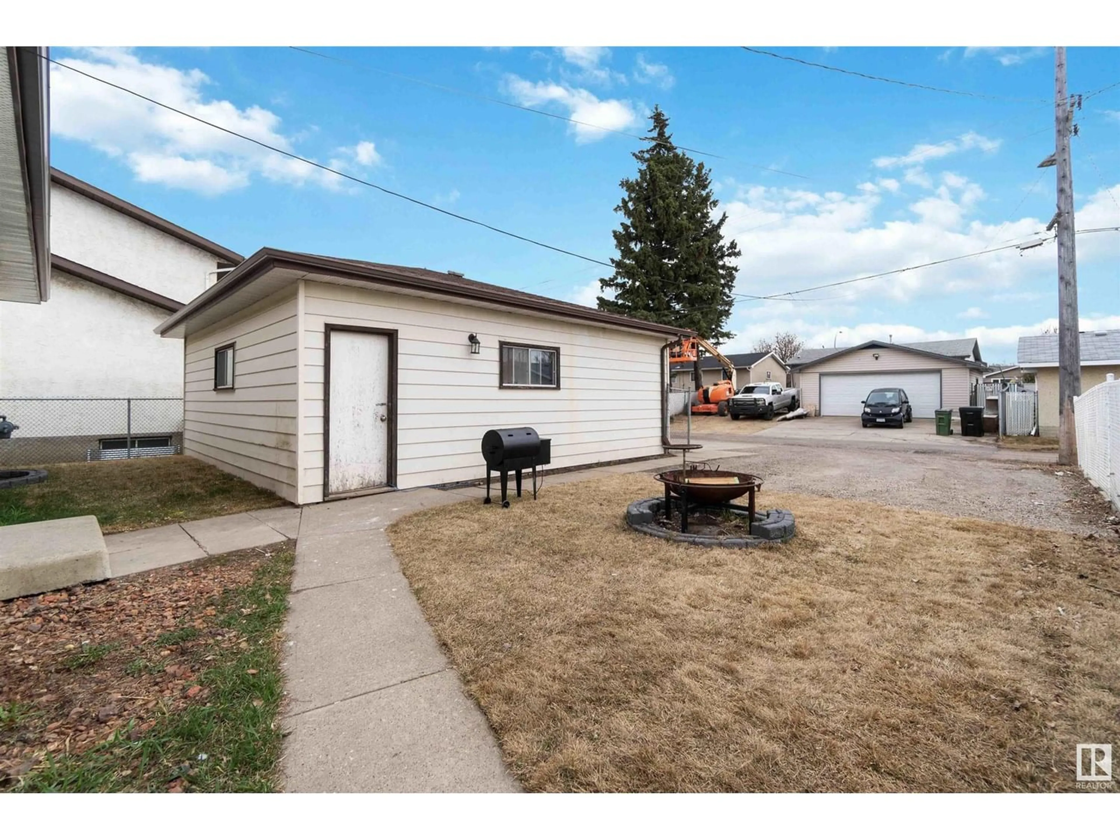 Fenced yard for 3507 122A AV NW, Edmonton Alberta T5W4Z9