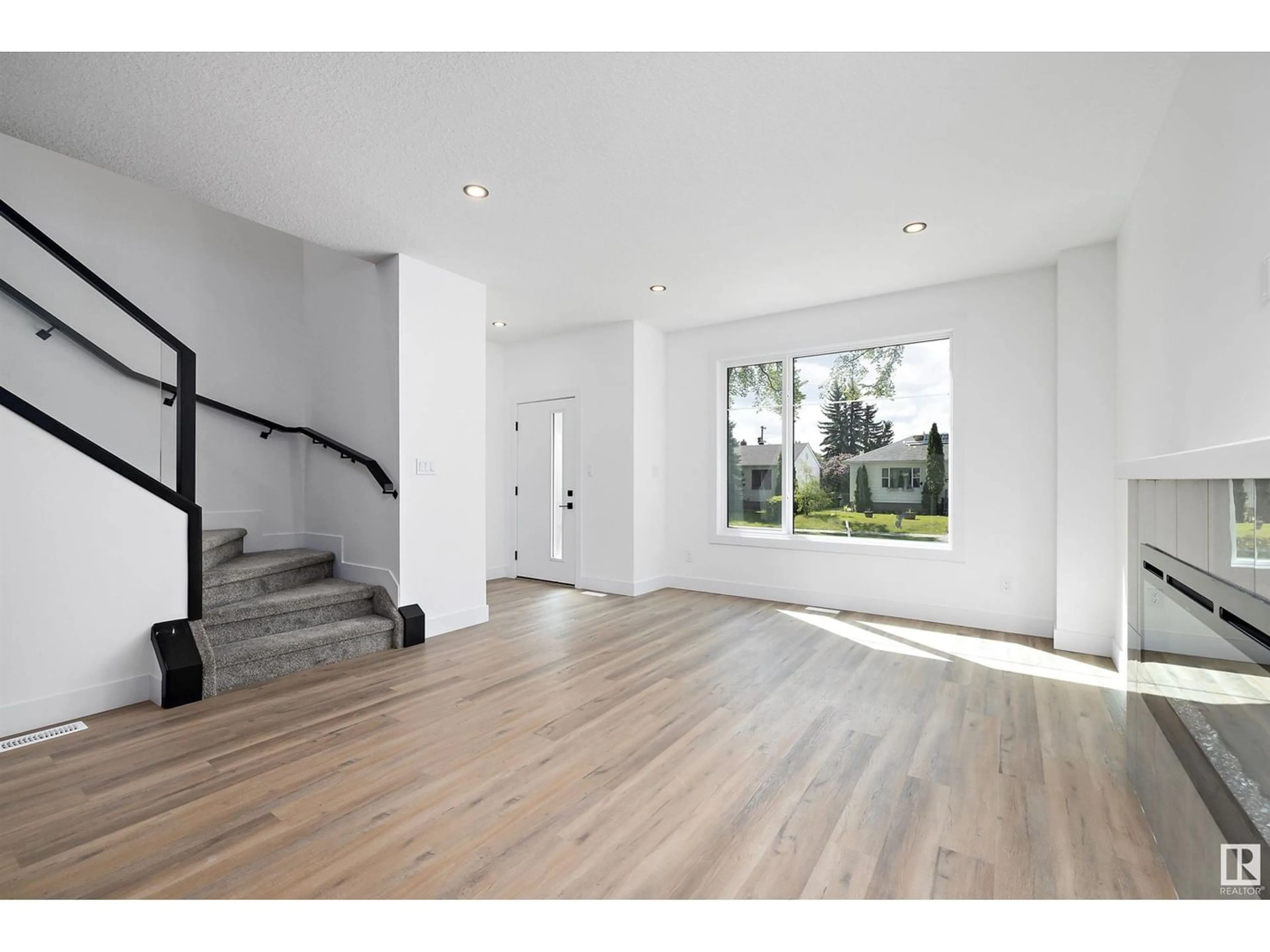 Indoor foyer for 7632 89 AV NW, Edmonton Alberta T6C1N3