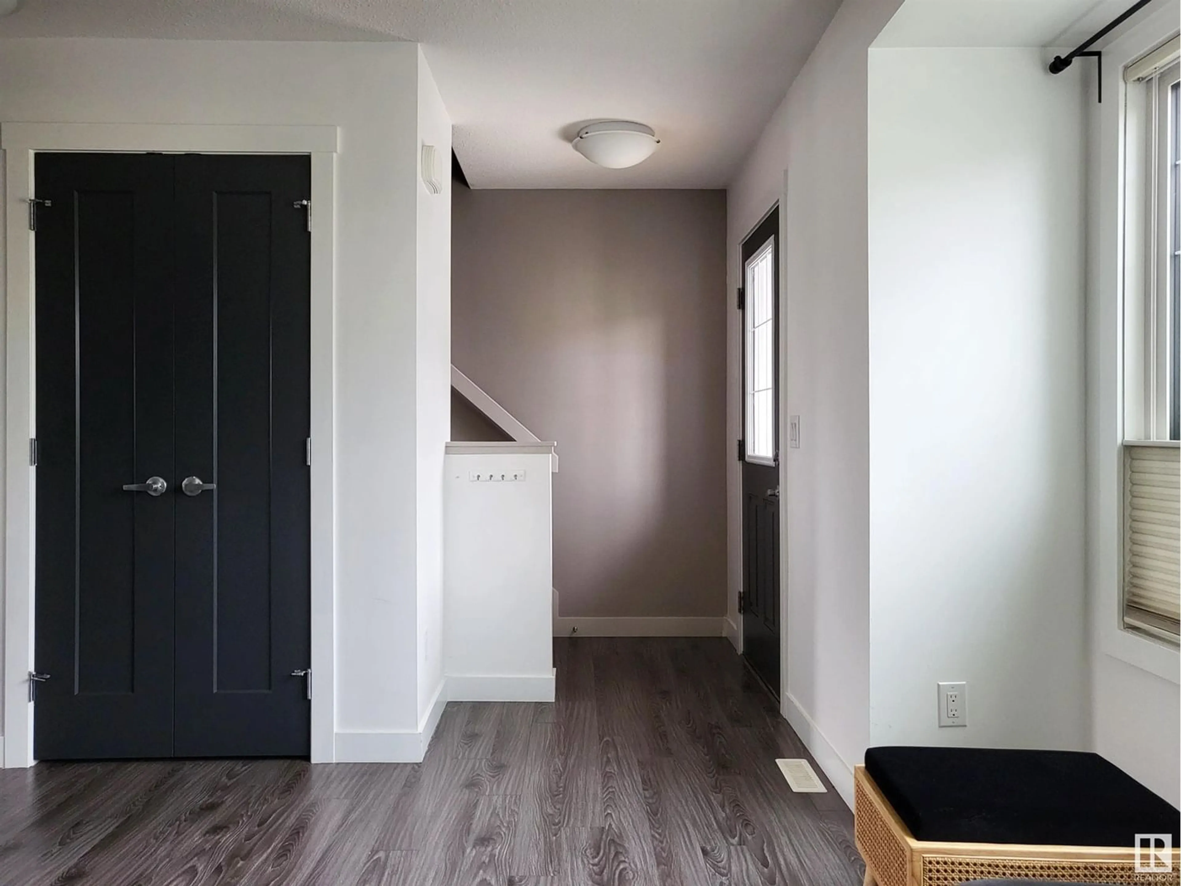 Indoor entryway for #18 4205 30 ST NW, Edmonton Alberta T6T1C8