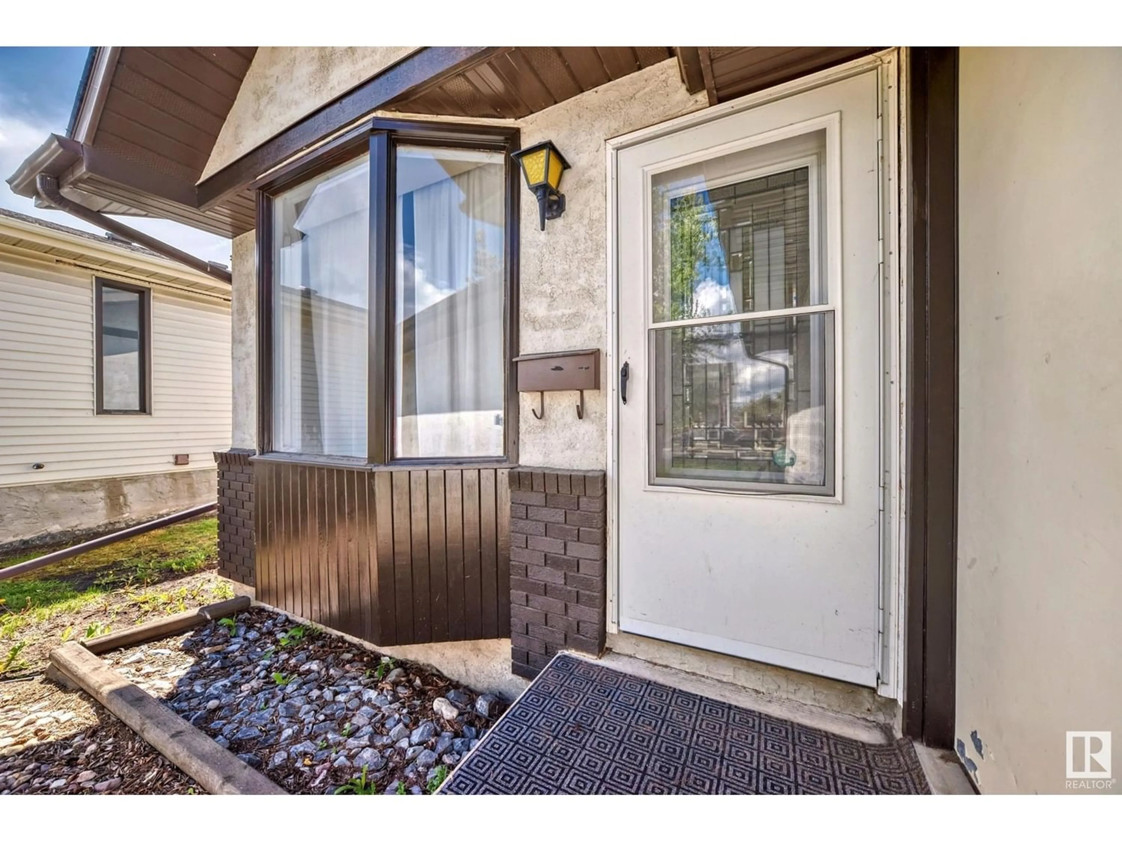 Indoor entryway for 8404 190 ST NW, Edmonton Alberta T5T4Z9