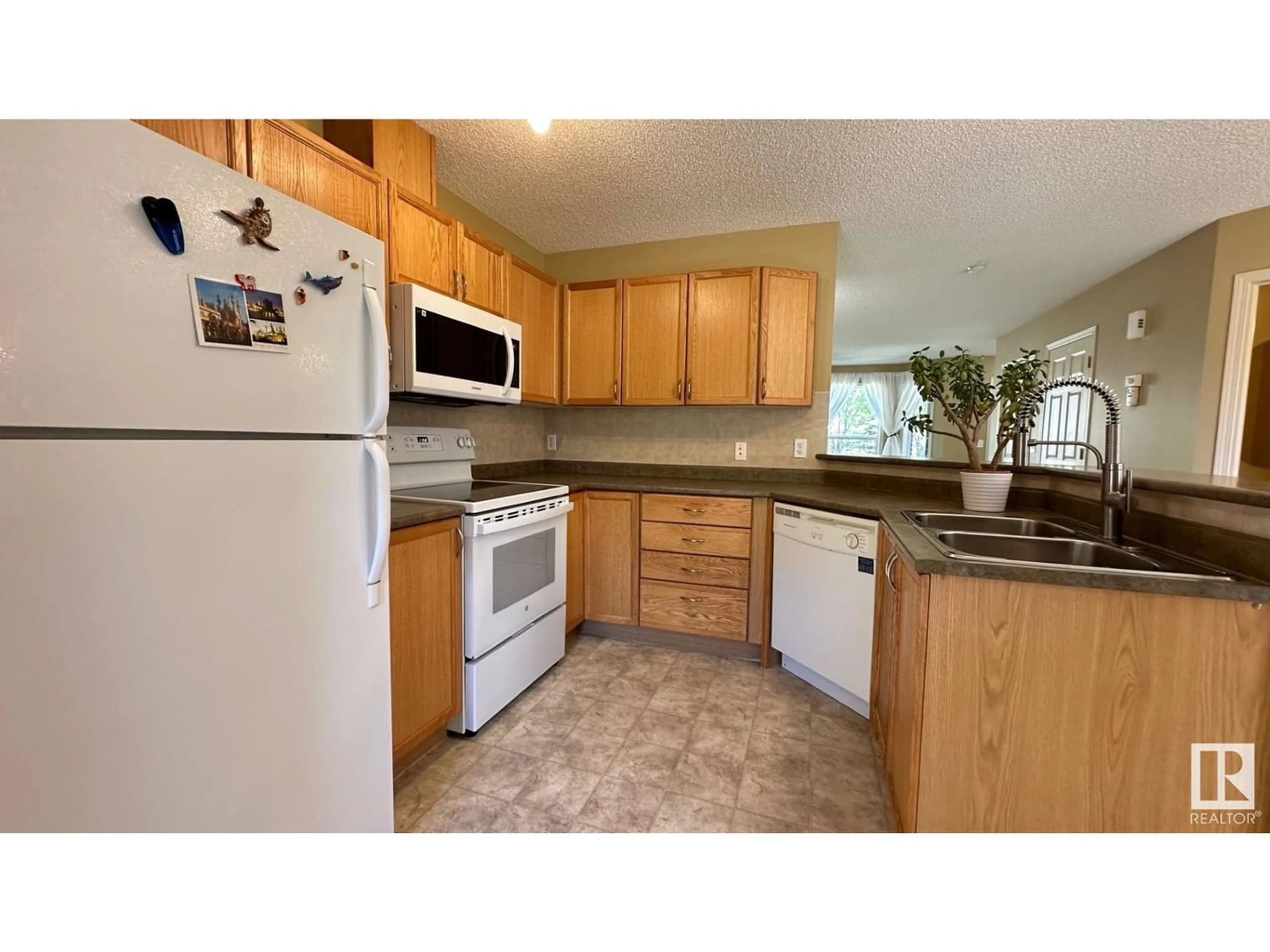 Standard kitchen for 12 5281 TERWILLEGAR BV NW, Edmonton Alberta T6R0C5