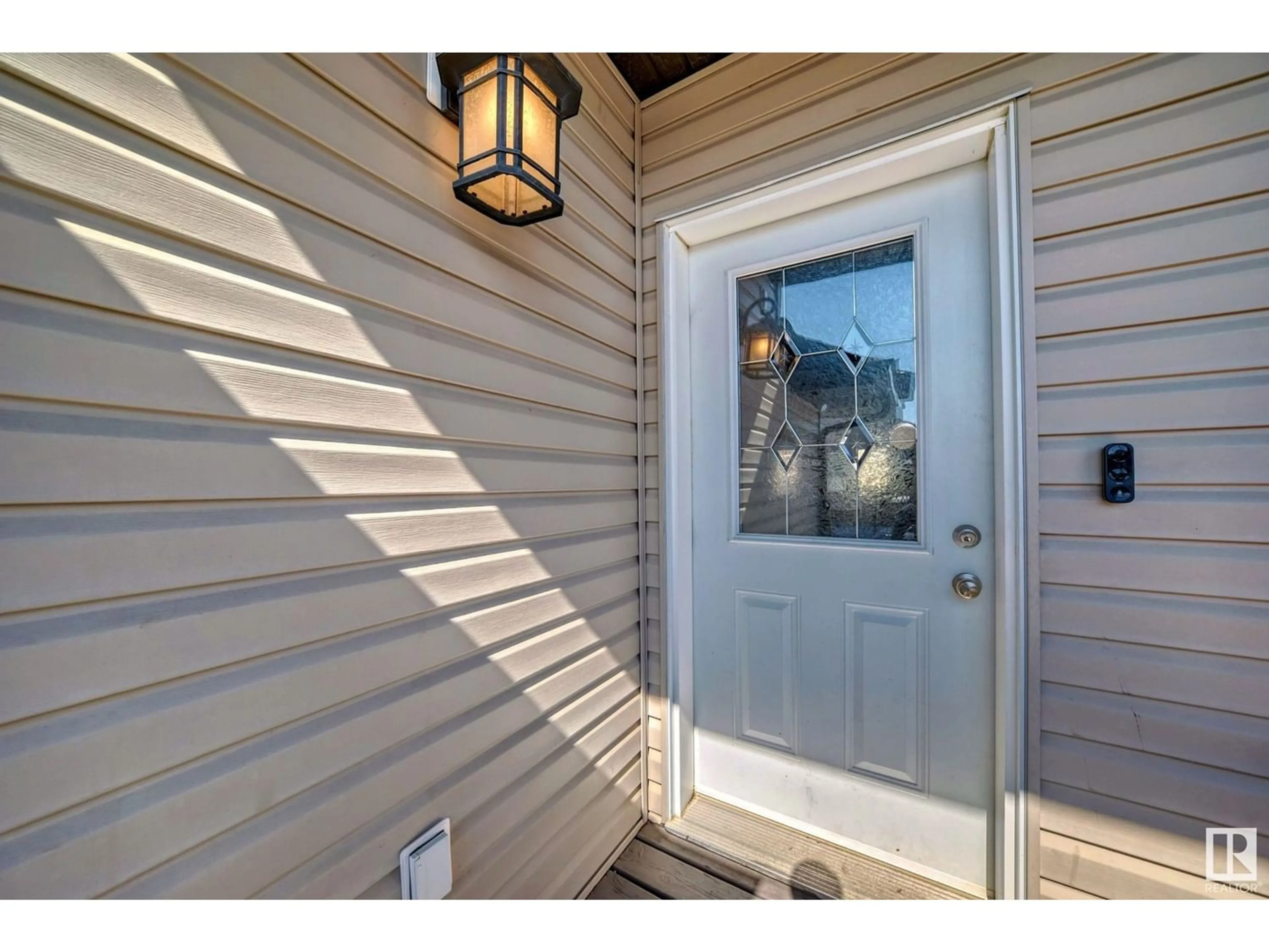 Indoor entryway for #18 16004 54 ST NW, Edmonton Alberta T5Y0R1