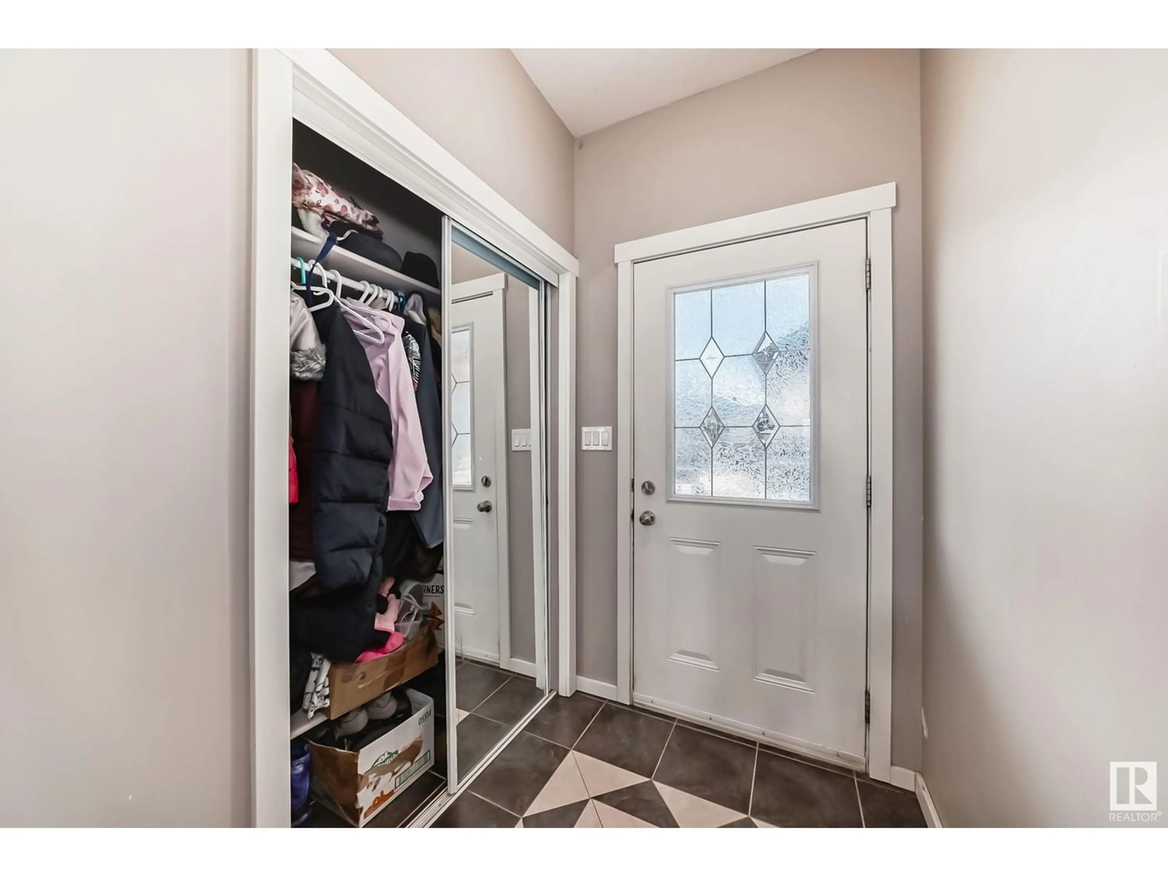 Indoor entryway for #18 16004 54 ST NW, Edmonton Alberta T5Y0R1