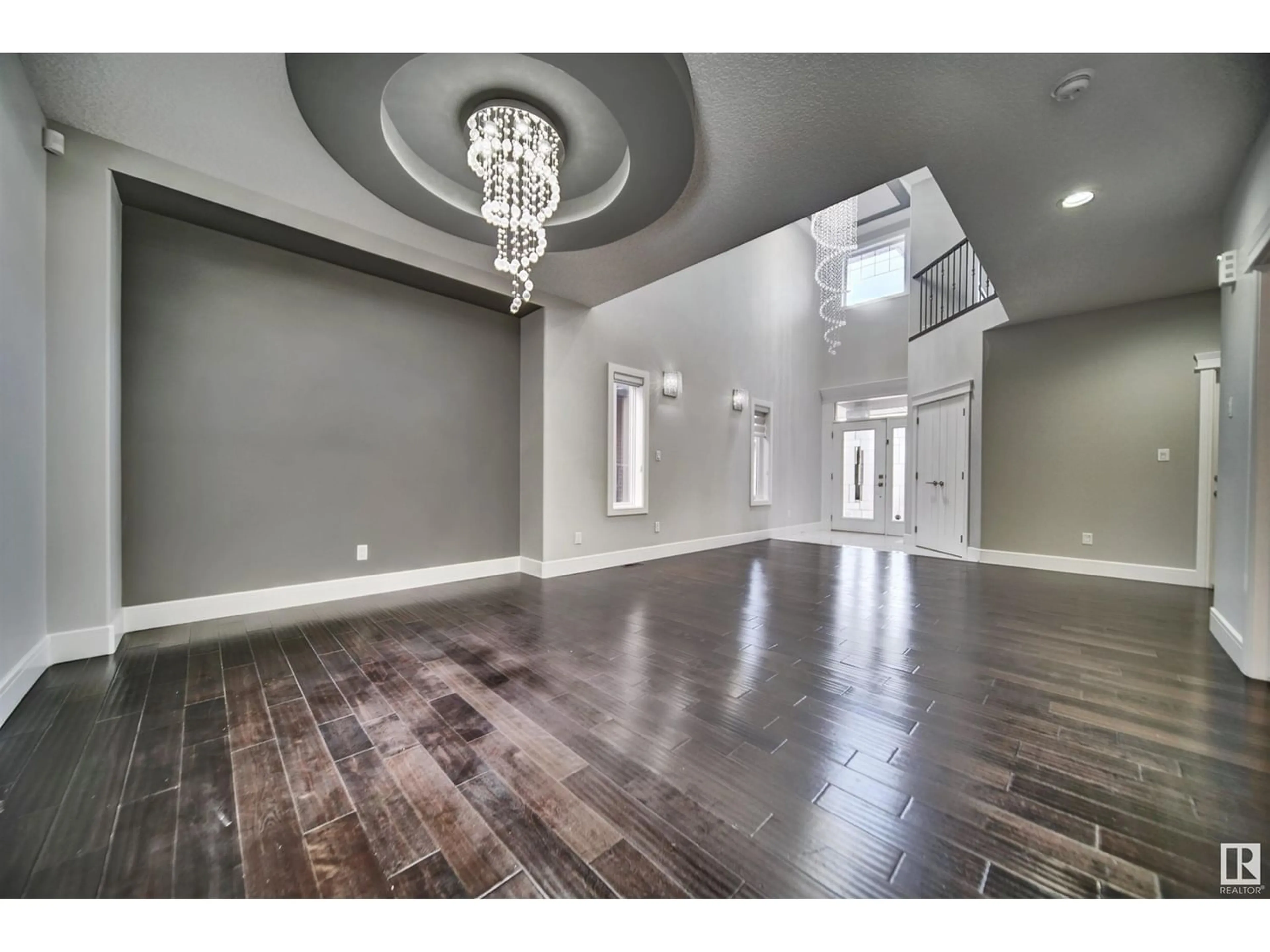 Indoor foyer for 7035 173 AV NW, Edmonton Alberta T5Z0M9