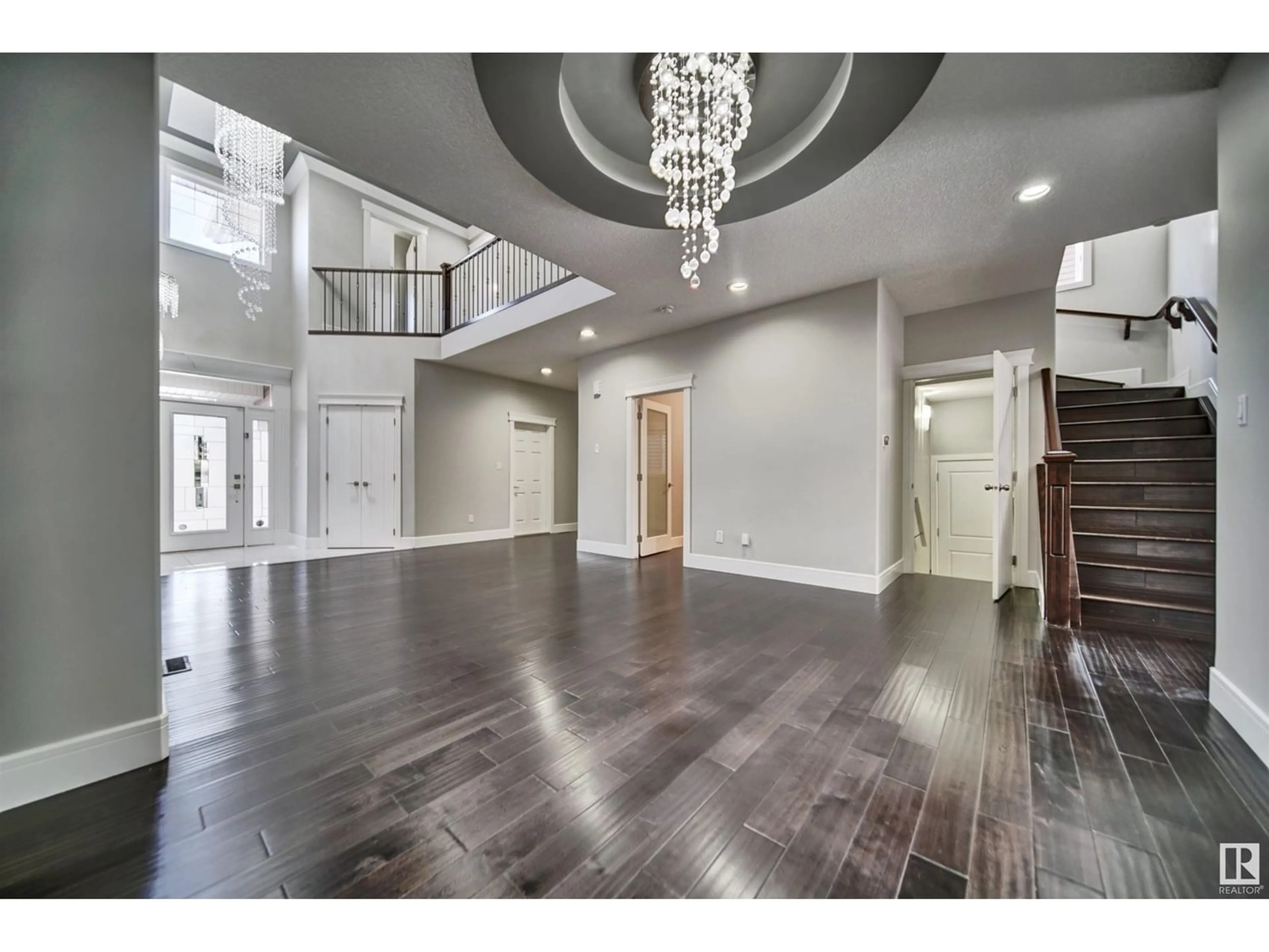 Indoor foyer for 7035 173 AV NW, Edmonton Alberta T5Z0M9