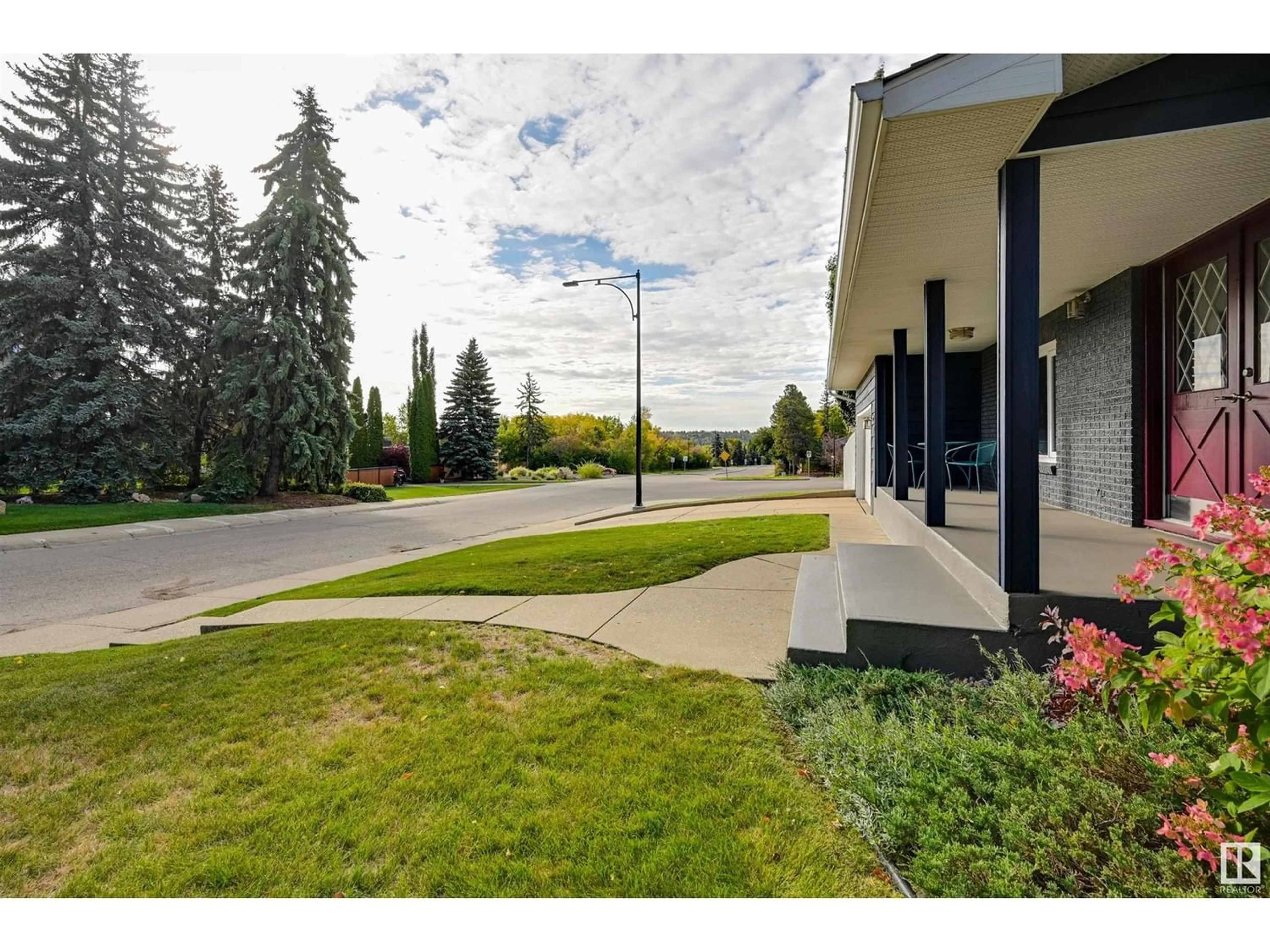 A pic from exterior of the house or condo for 98 VALLEYVIEW CR NW, Edmonton Alberta T5R5T3