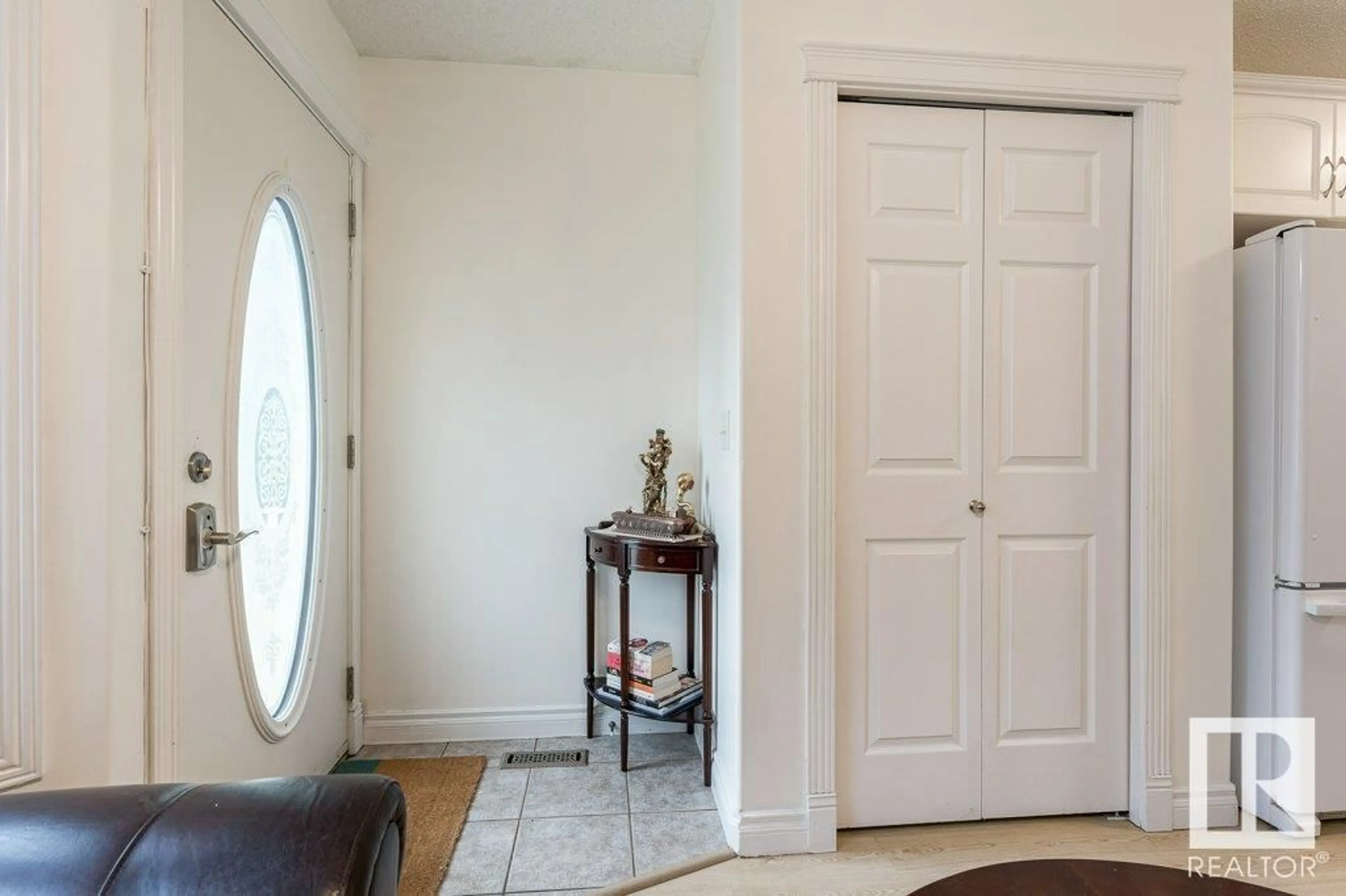 Indoor entryway for 10916 72 AV NW, Edmonton Alberta T6G0A9