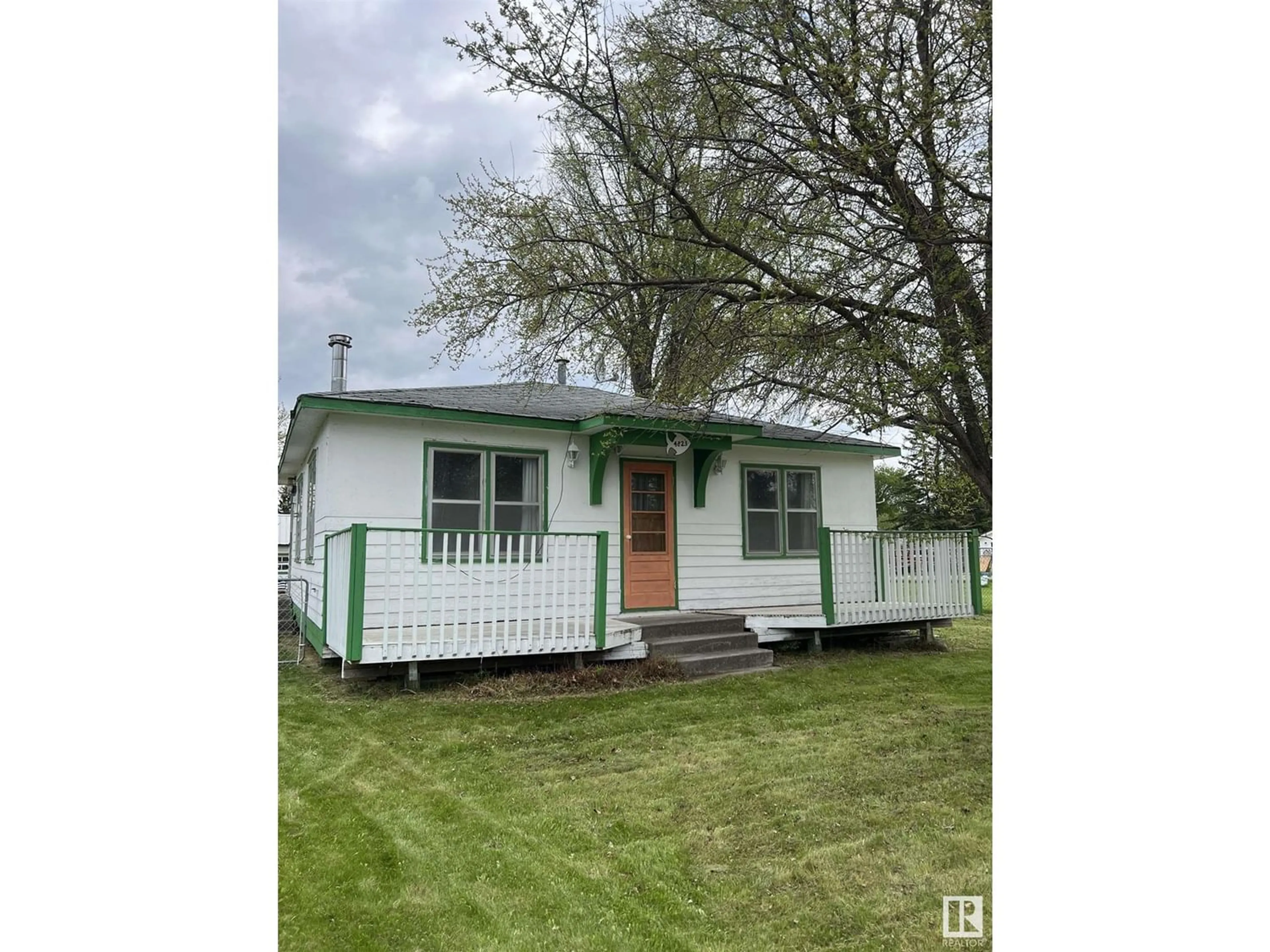 Cottage for 4823 51 ST, Rural Lac Ste. Anne County Alberta T0E0A0