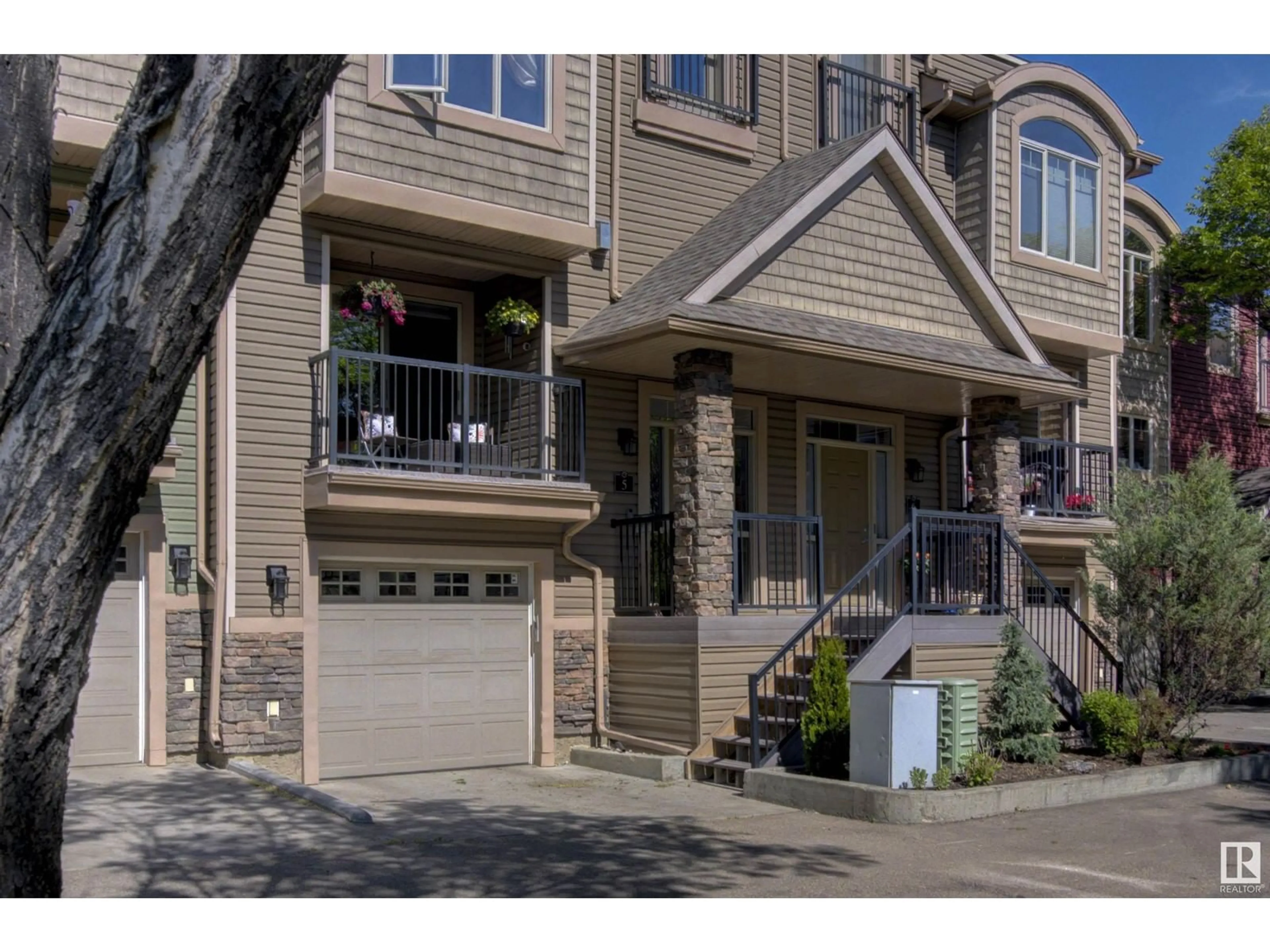 A pic from exterior of the house or condo for #5 10240 90 ST NW, Edmonton Alberta T5H1S1