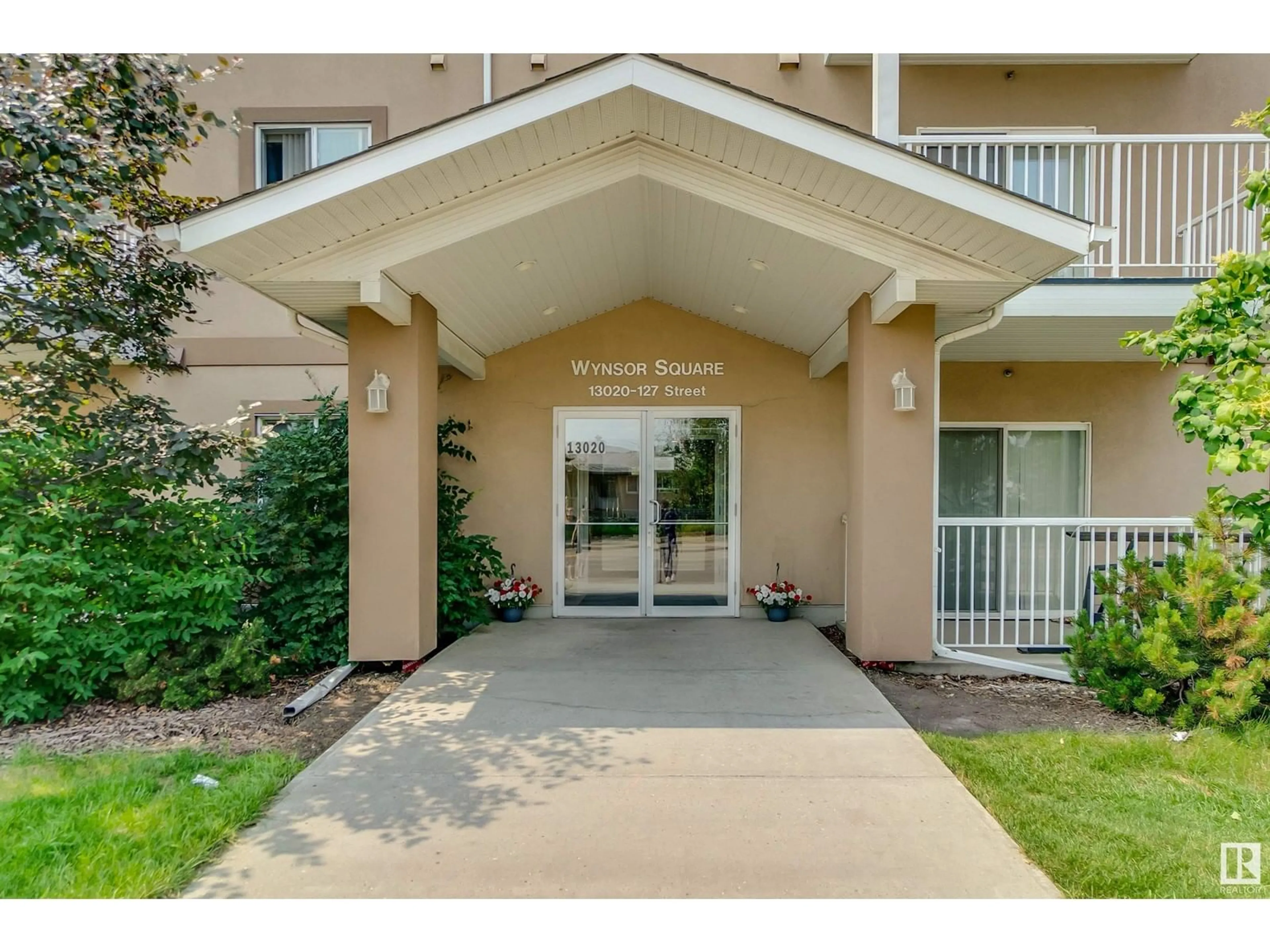 Indoor foyer for #406 13020 127 ST NW, Edmonton Alberta T5L1A9