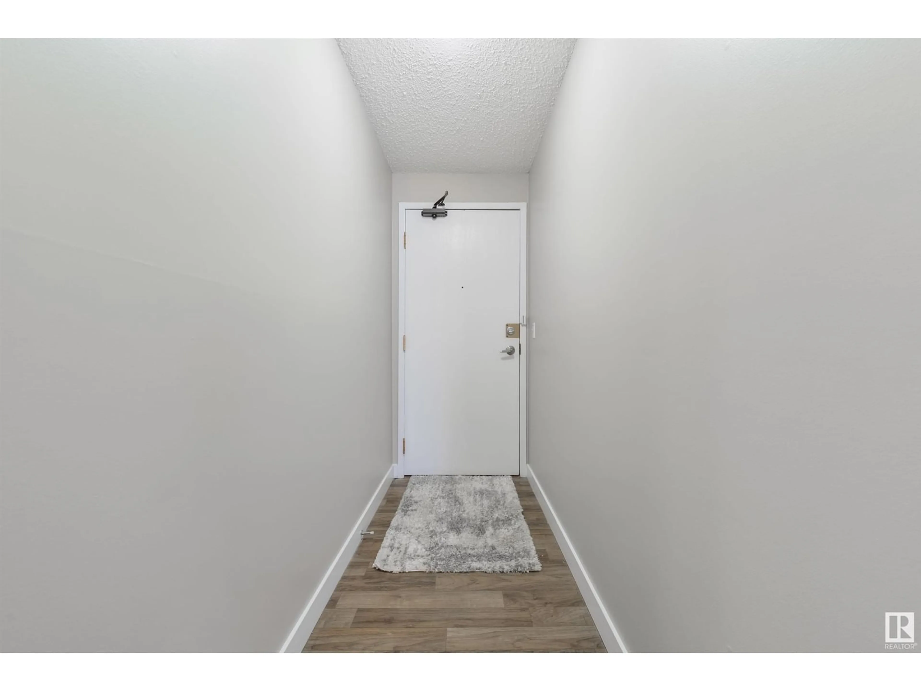 Indoor entryway for #208 9312 104 AV NW, Edmonton Alberta T5H4G7