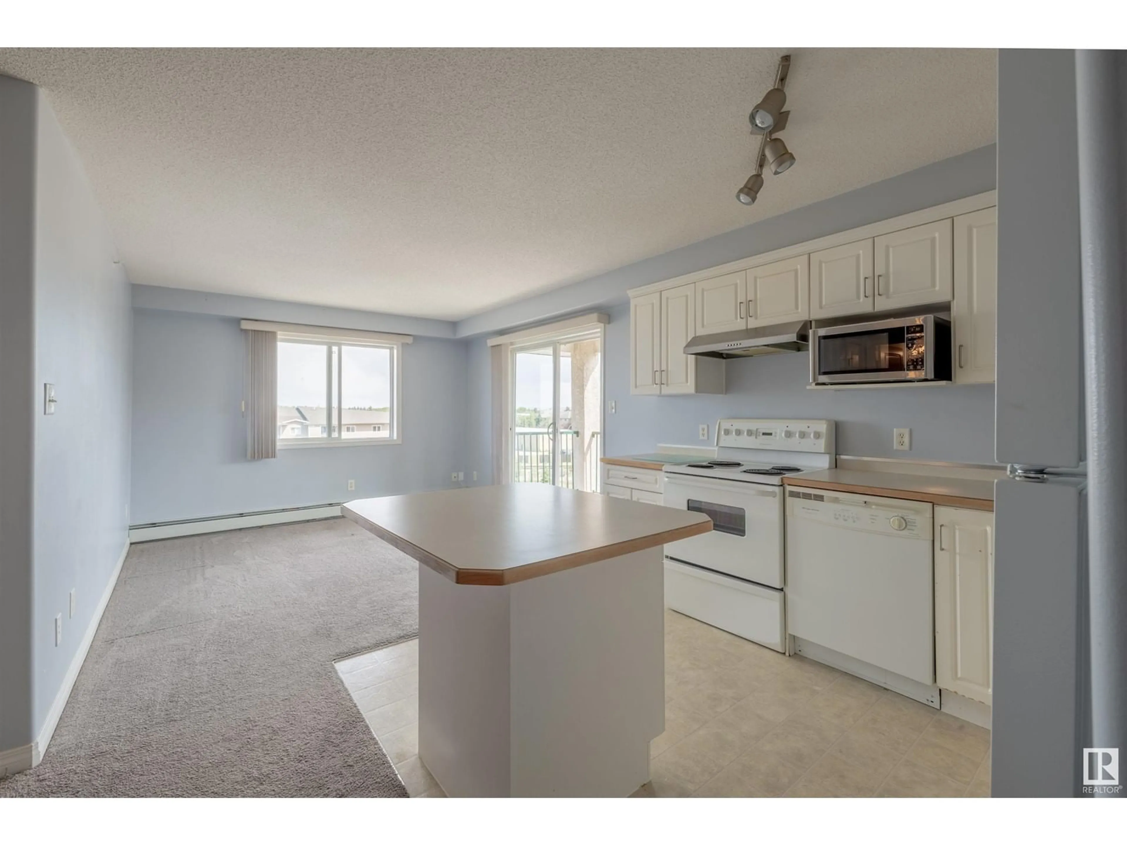 Standard kitchen for 529 11325 83 ST NW, Edmonton Alberta T5B4W5