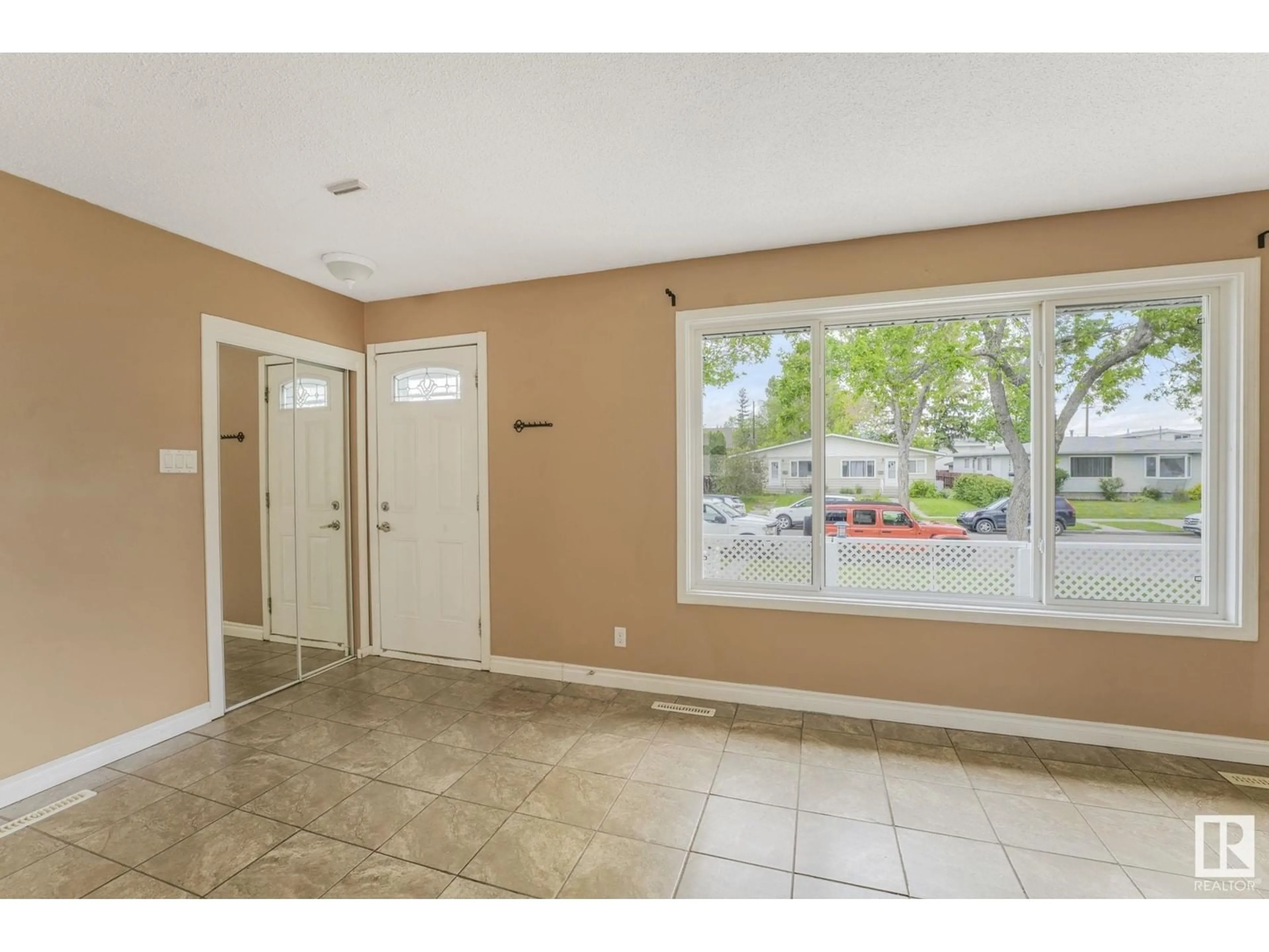 Indoor entryway for 16429 88 AV NW, Edmonton Alberta T5R4N1