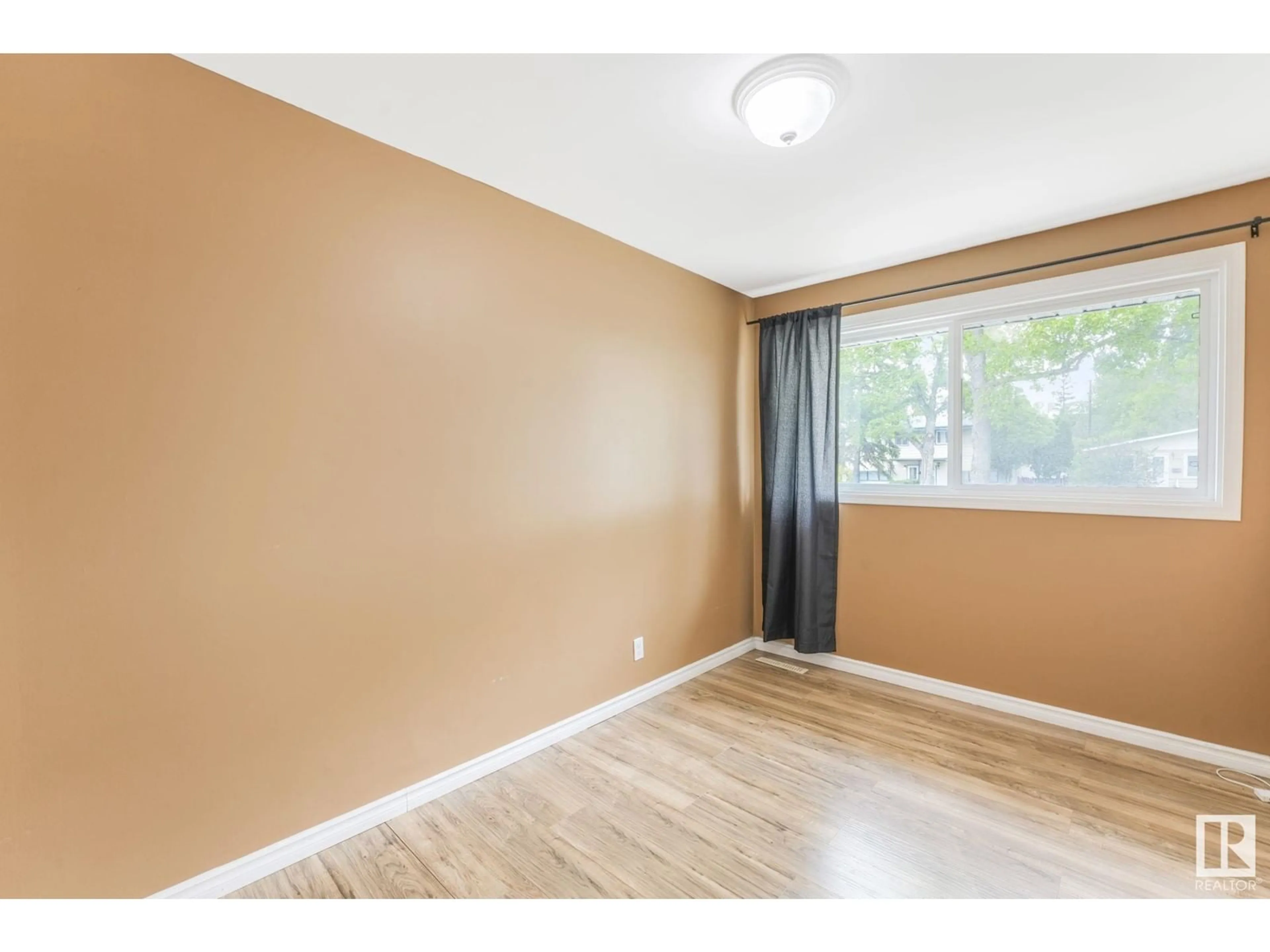 A pic of a room for 16429 88 AV NW, Edmonton Alberta T5R4N1