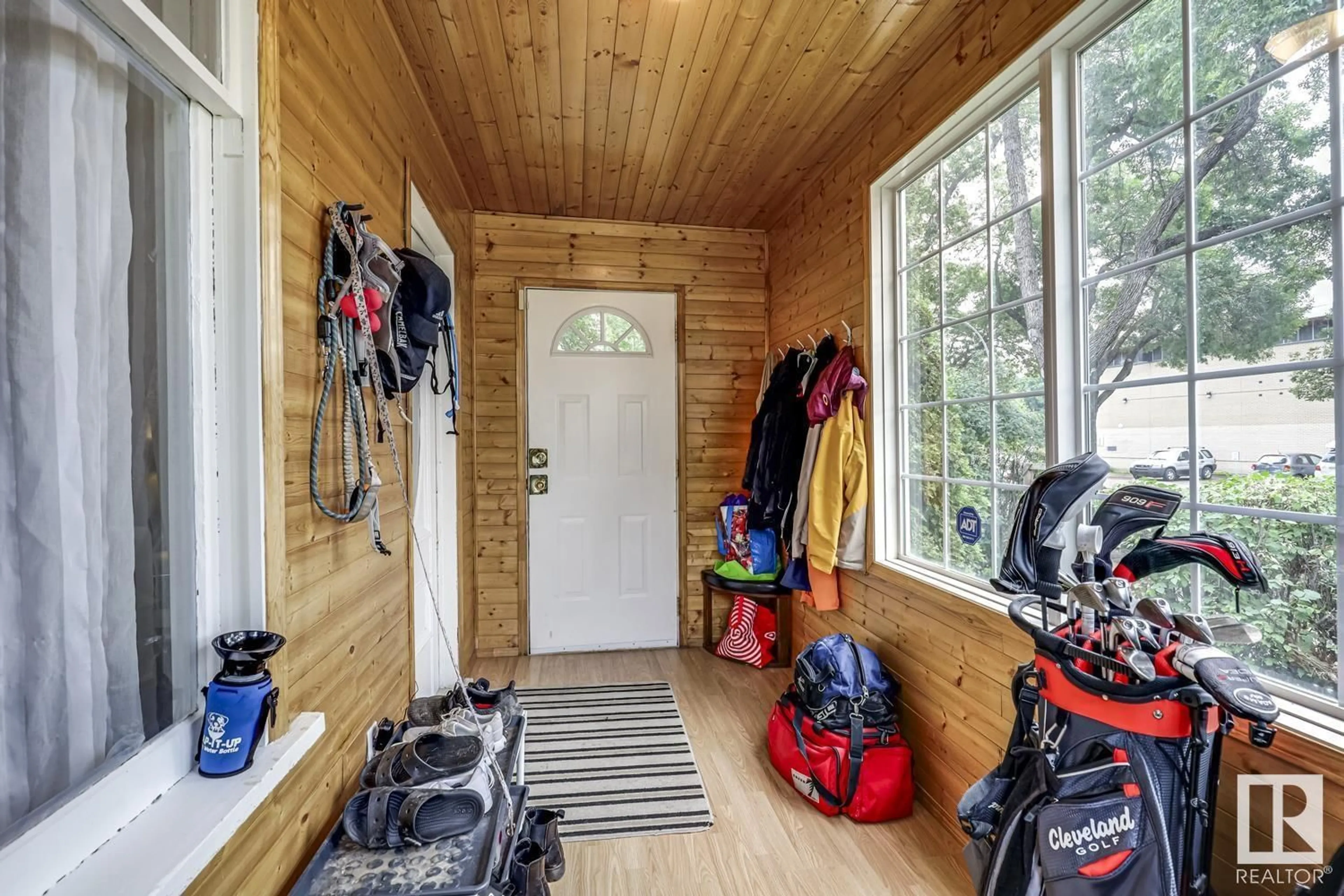 Indoor entryway for 9426 109A AV NW, Edmonton Alberta T5H1E8