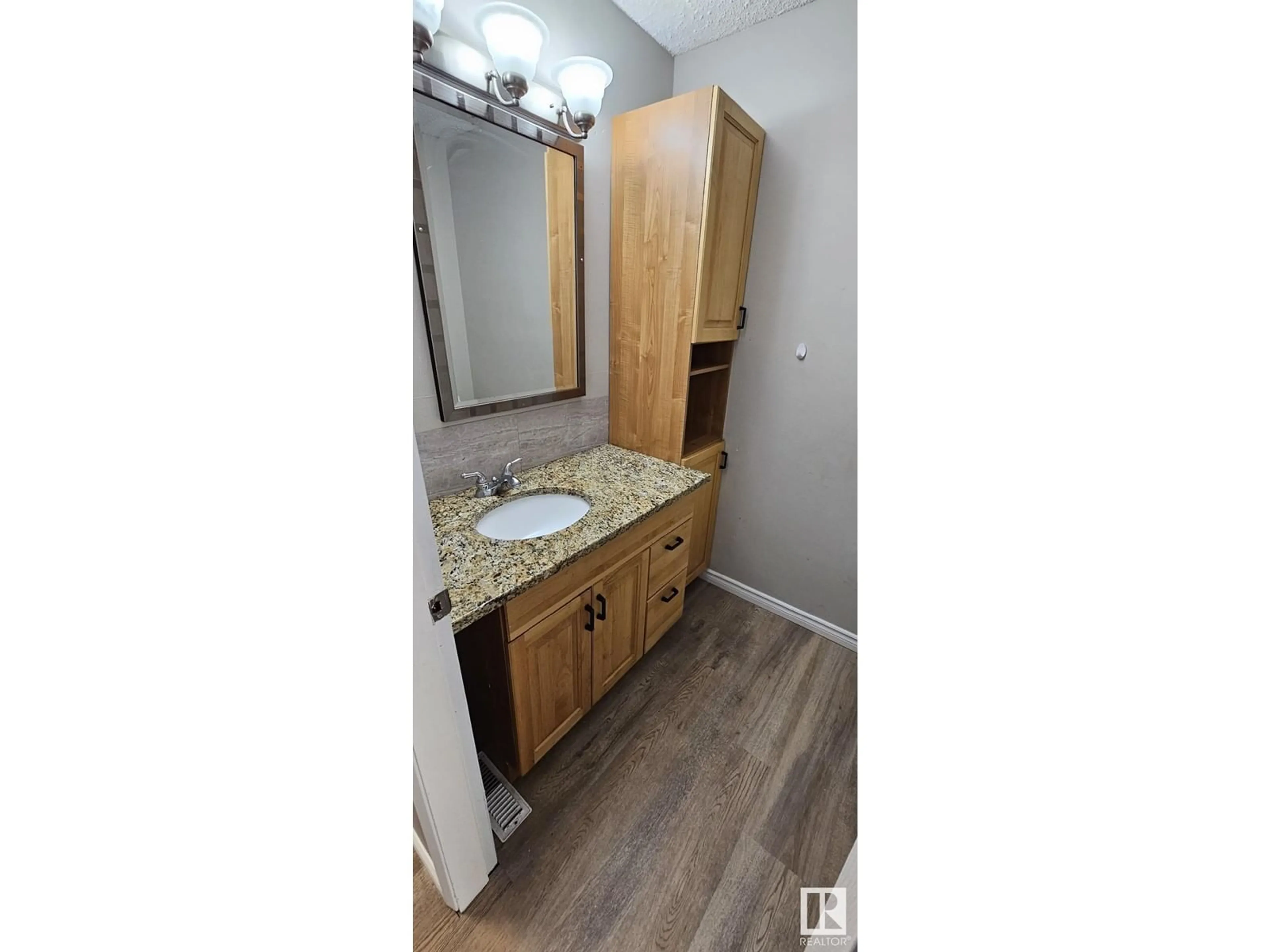 Bathroom for 1290612908 68 ST NW, Edmonton Alberta T5C0E8