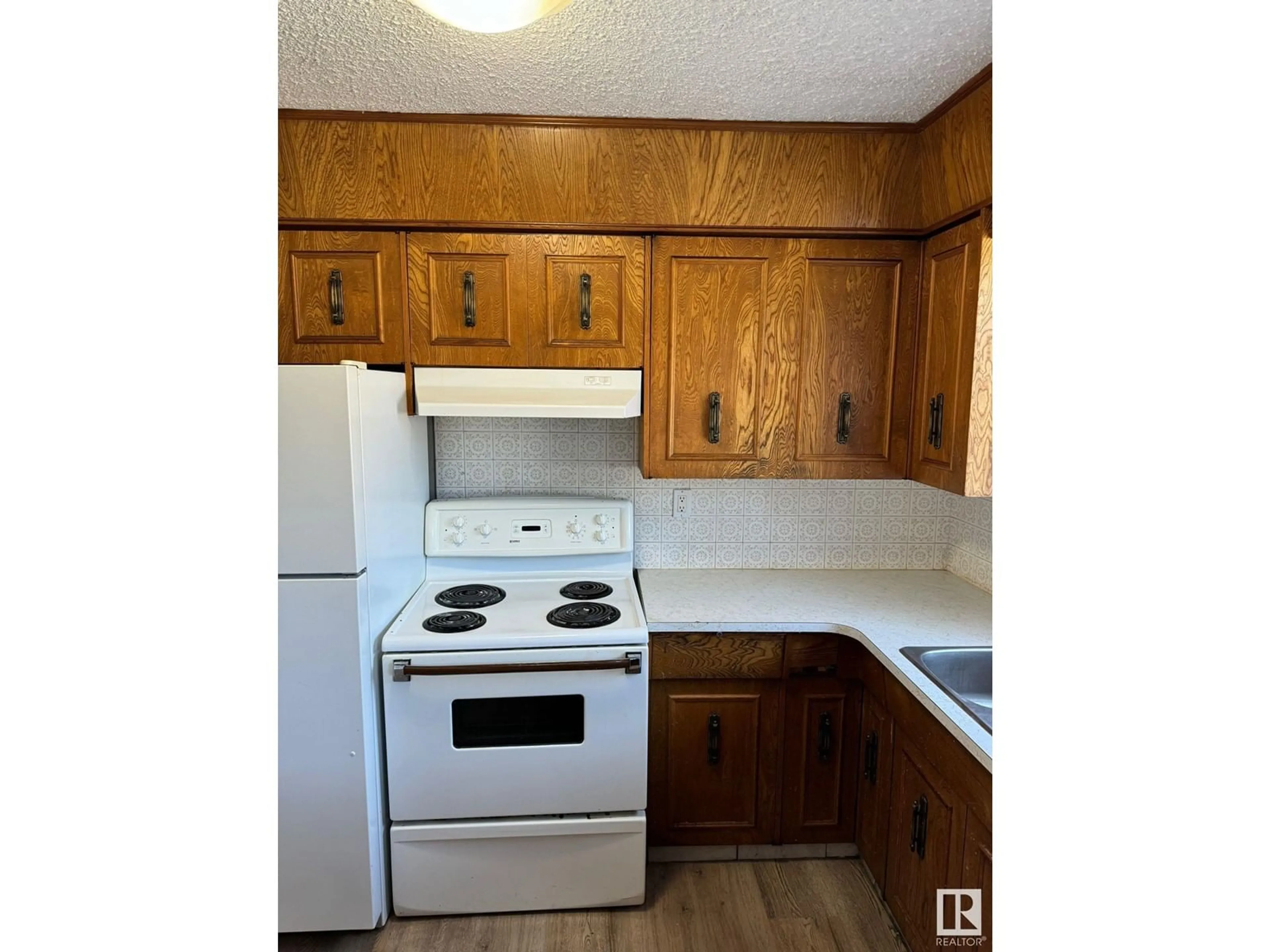 Standard kitchen for 1290612908 68 ST NW, Edmonton Alberta T5C0E8