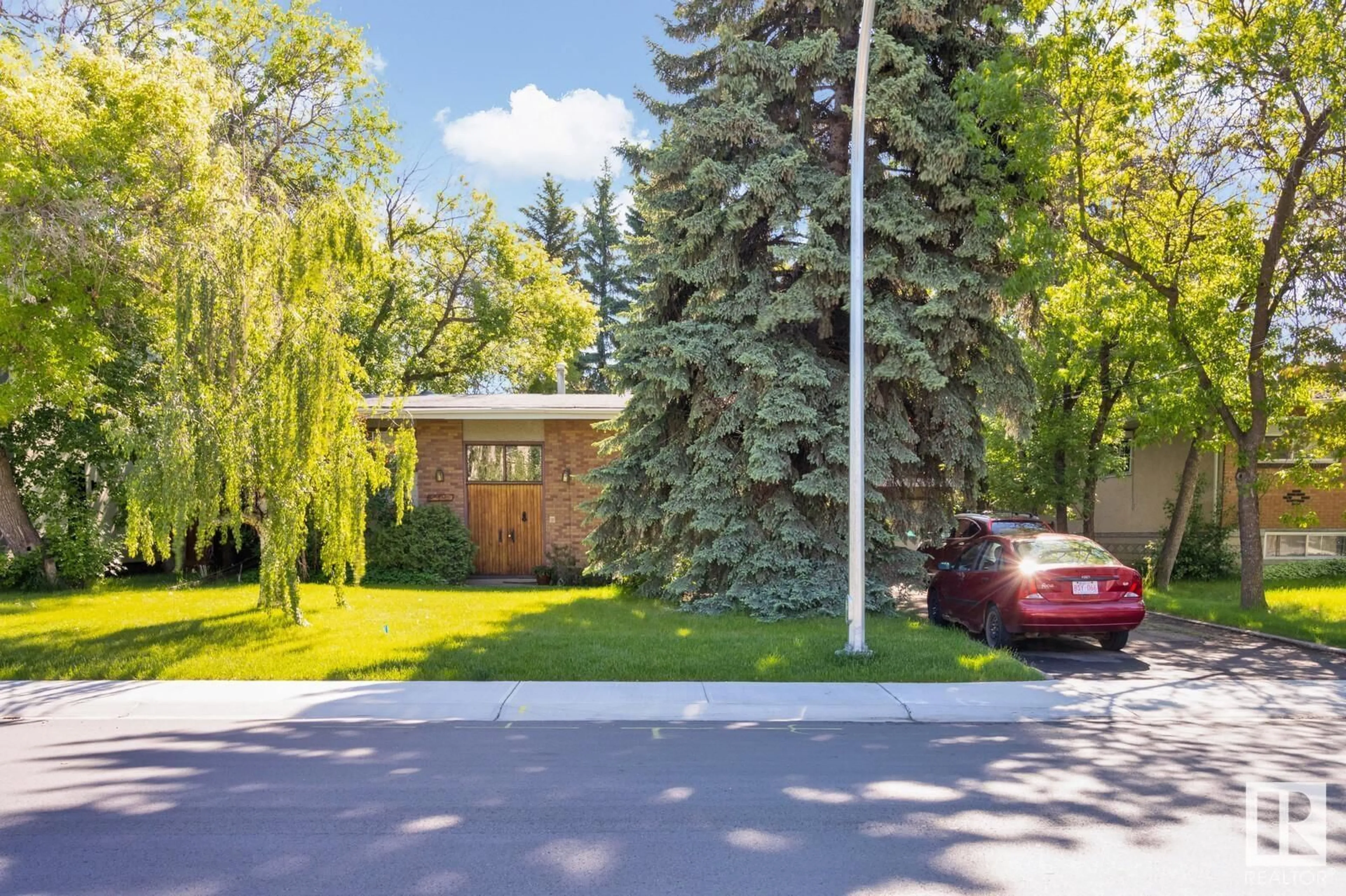 Street view for 5527 109A ST NW, Edmonton Alberta T6H3C3