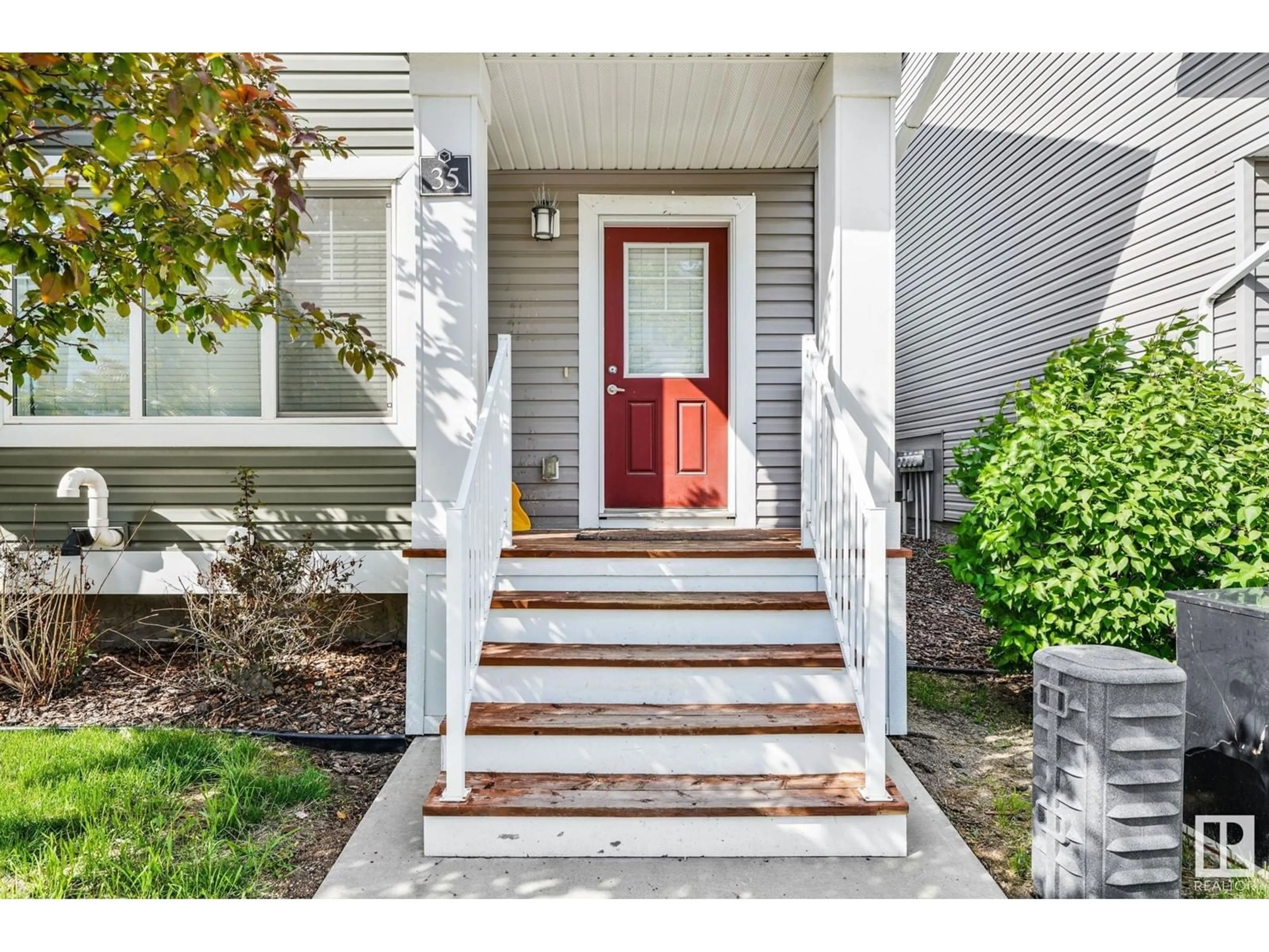 Indoor entryway for #35 140 YOUVILLE DR E NW, Edmonton Alberta T6L0A7