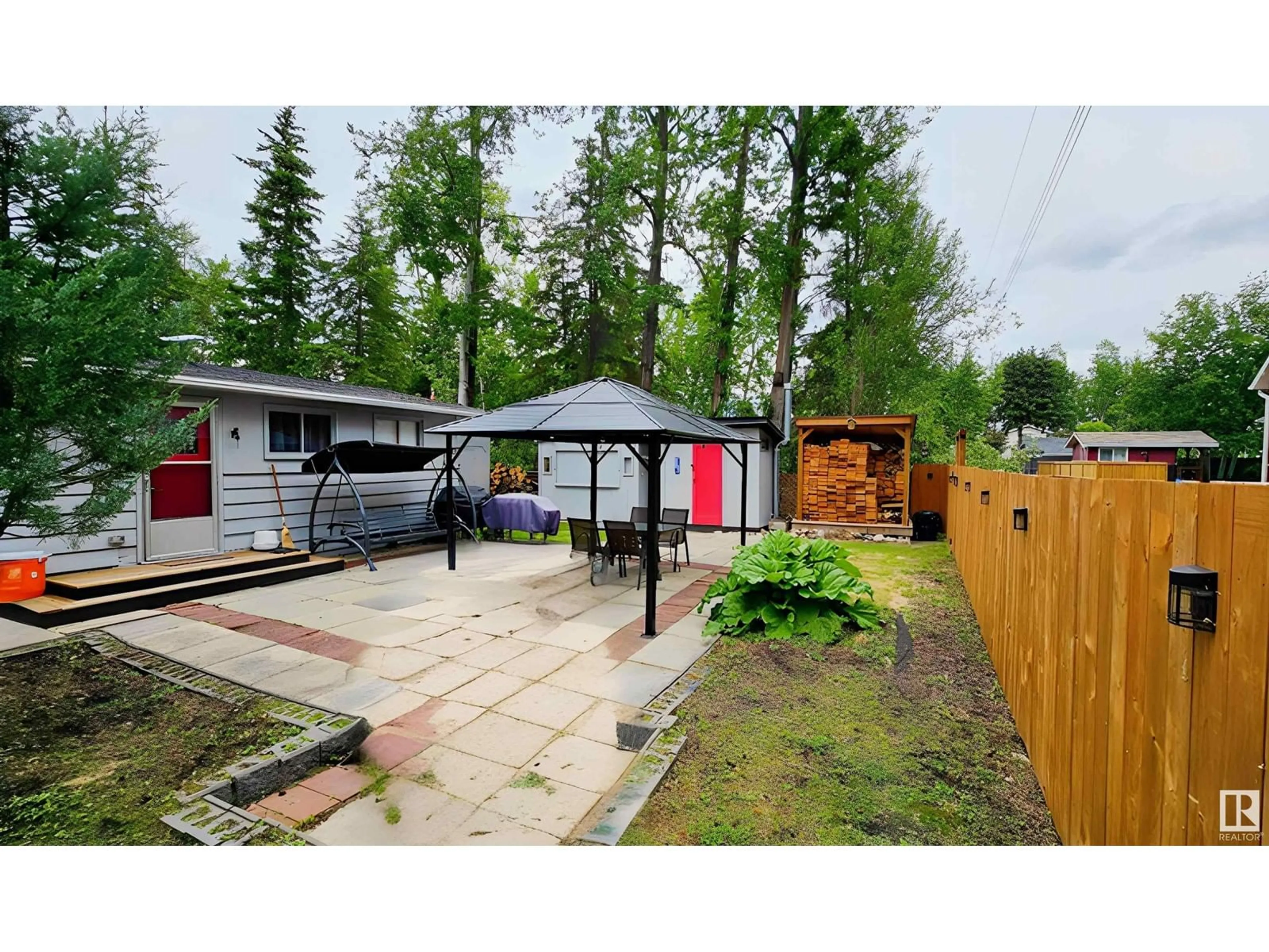 Fenced yard for 613 6 St, Rural Lac Ste. Anne County Alberta T0E0A2