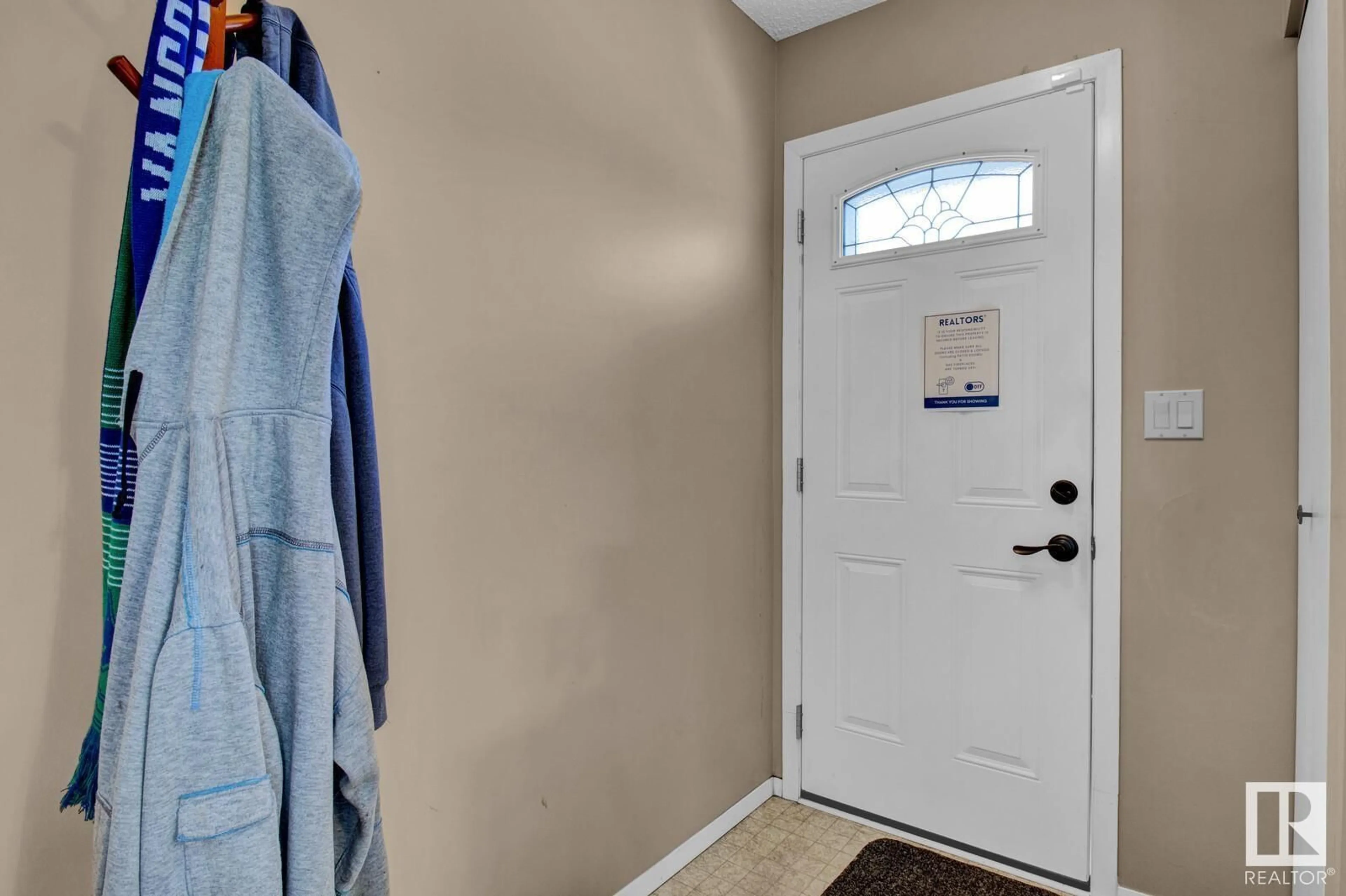 Indoor entryway for 7330 183B ST NW, Edmonton Alberta T5T3Z8