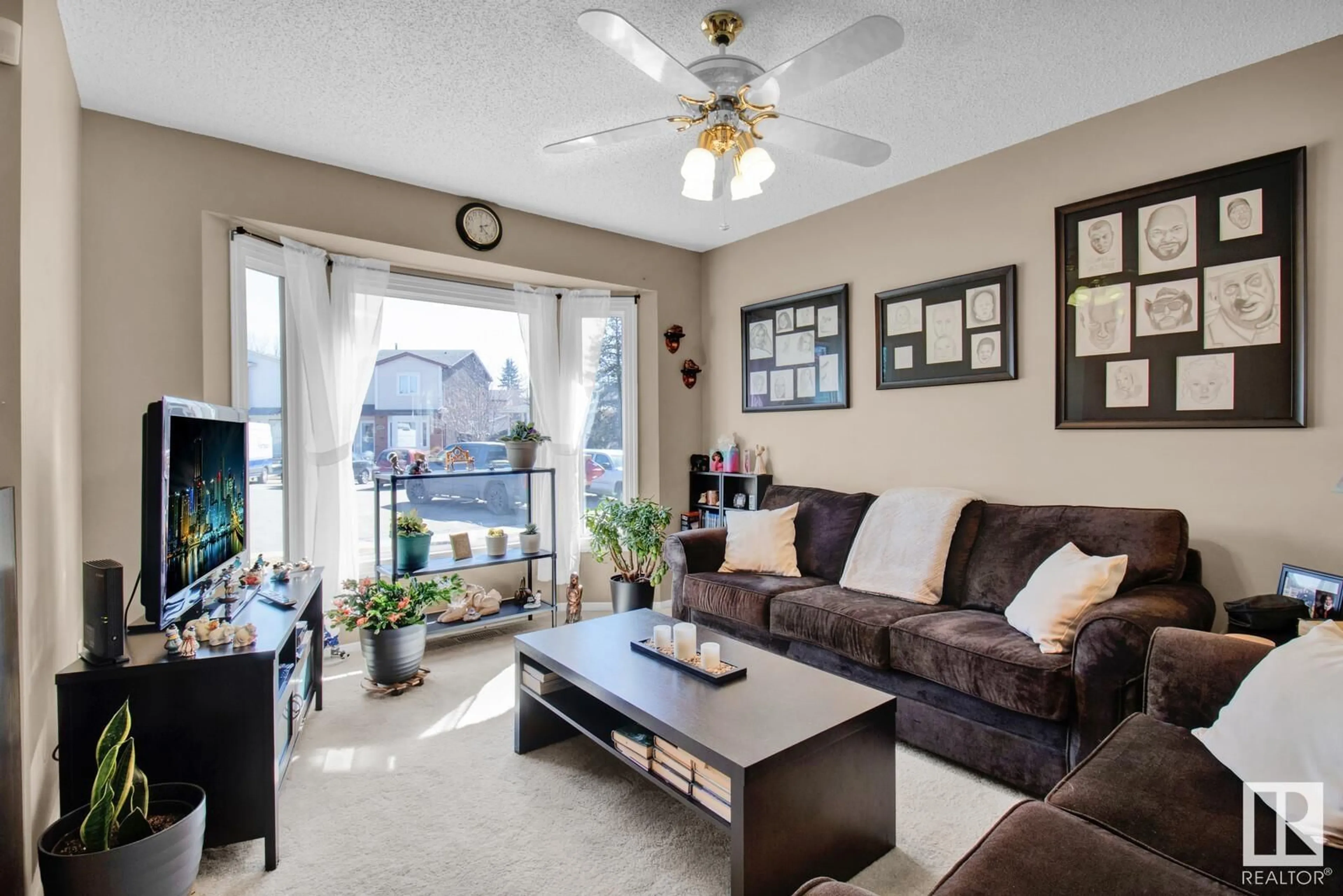 Living room for 7330 183B ST NW, Edmonton Alberta T5T3Z8