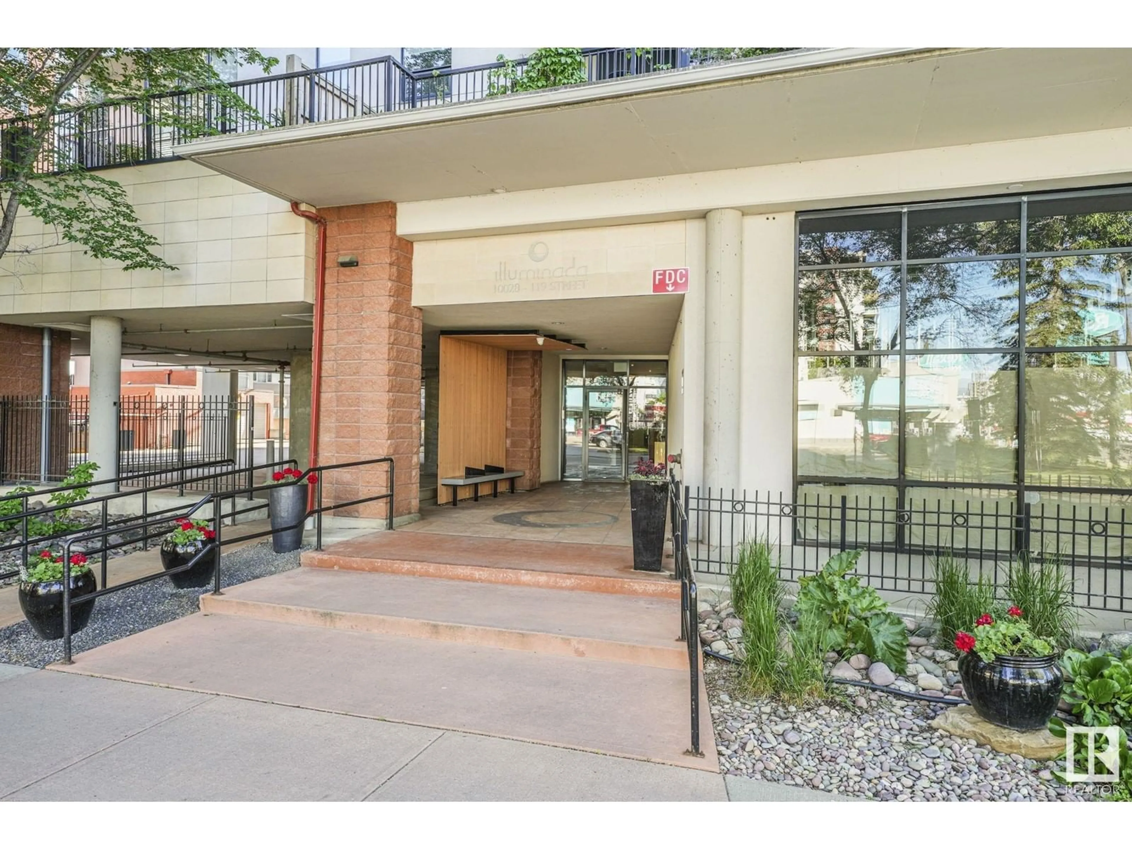 Indoor foyer for #601 10028 119 ST NW, Edmonton Alberta T5K1Y8