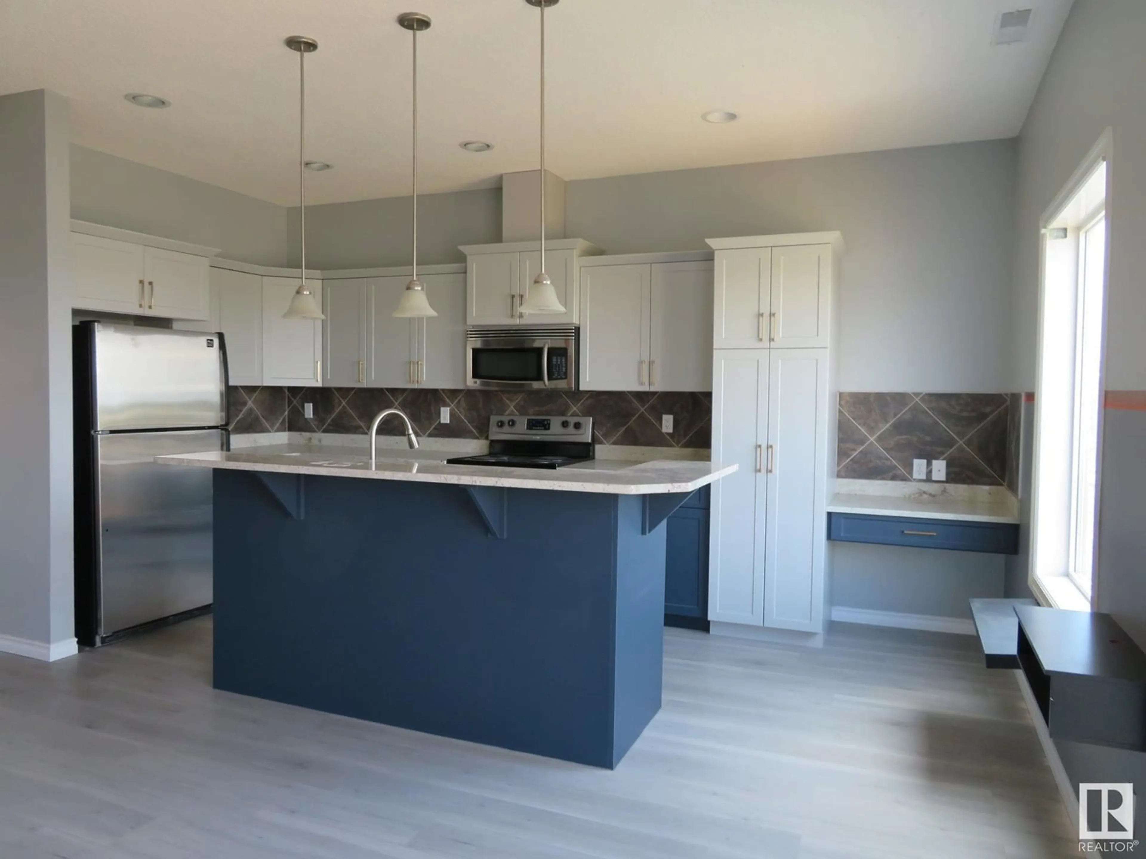 Contemporary kitchen for #91 13825 155 AV NW, Edmonton Alberta T6B0B8