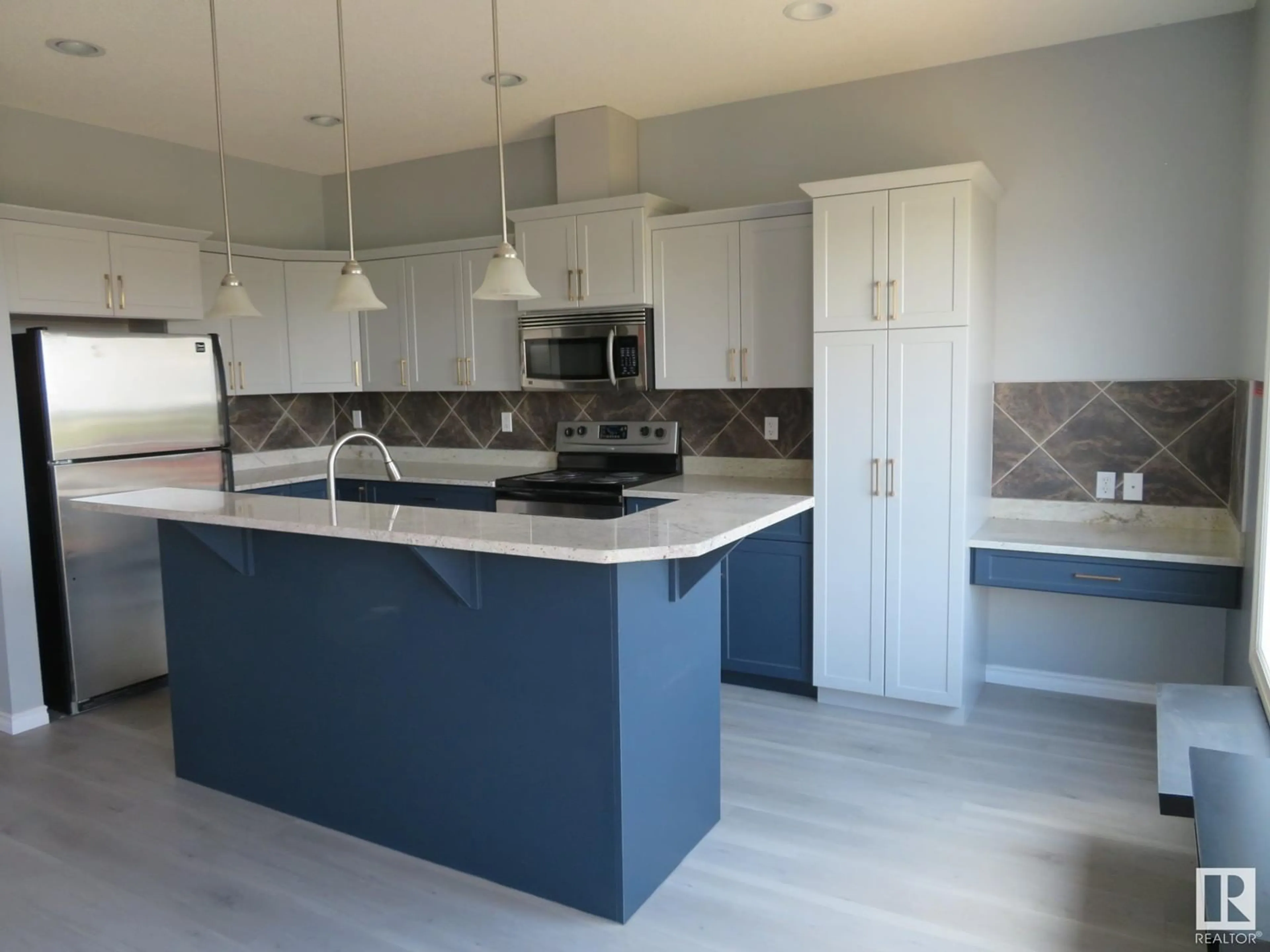 Contemporary kitchen for #91 13825 155 AV NW, Edmonton Alberta T6B0B8