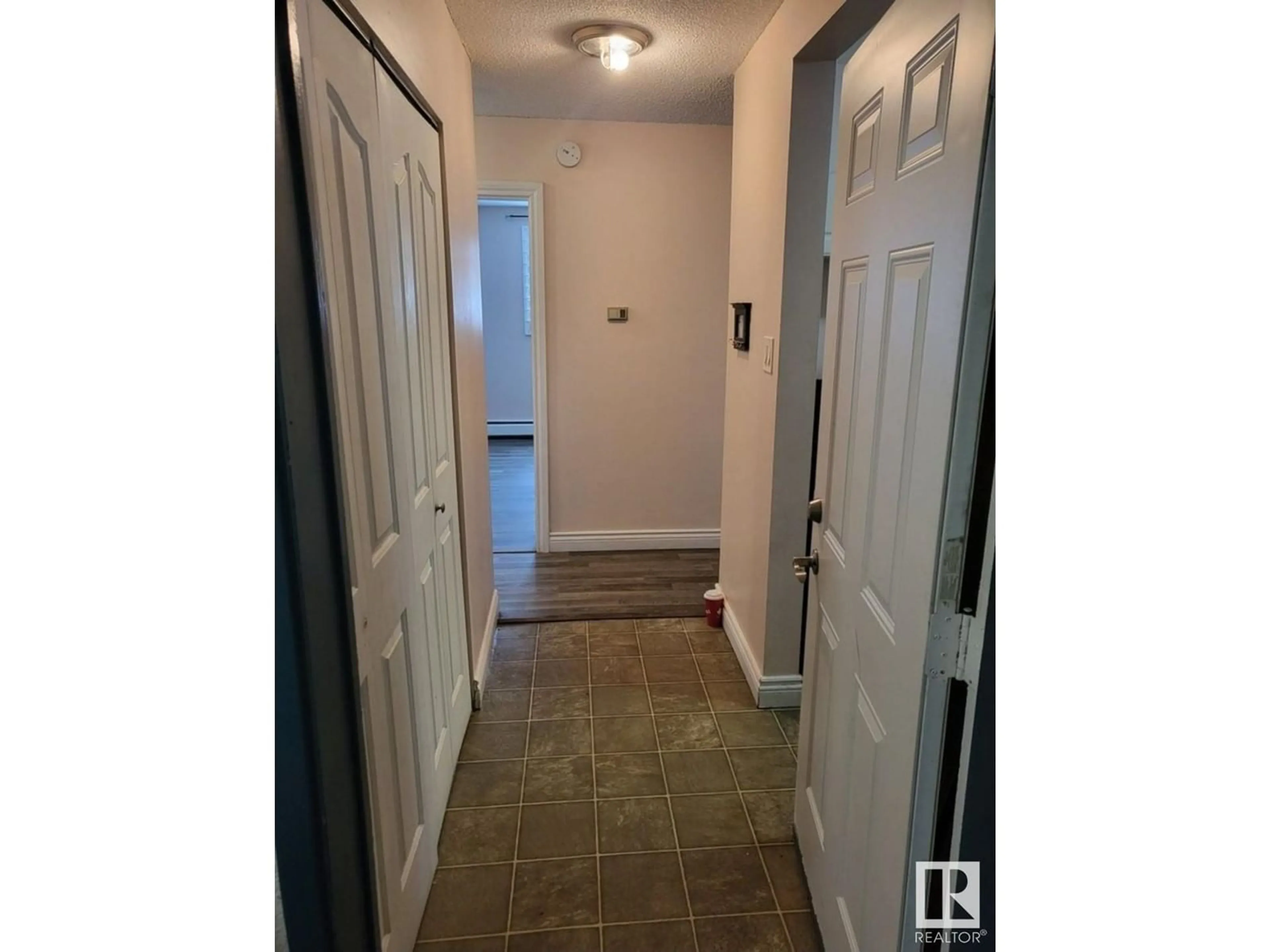 Indoor entryway for #5 13220 FORT RD NW, Edmonton Alberta T5A1C2