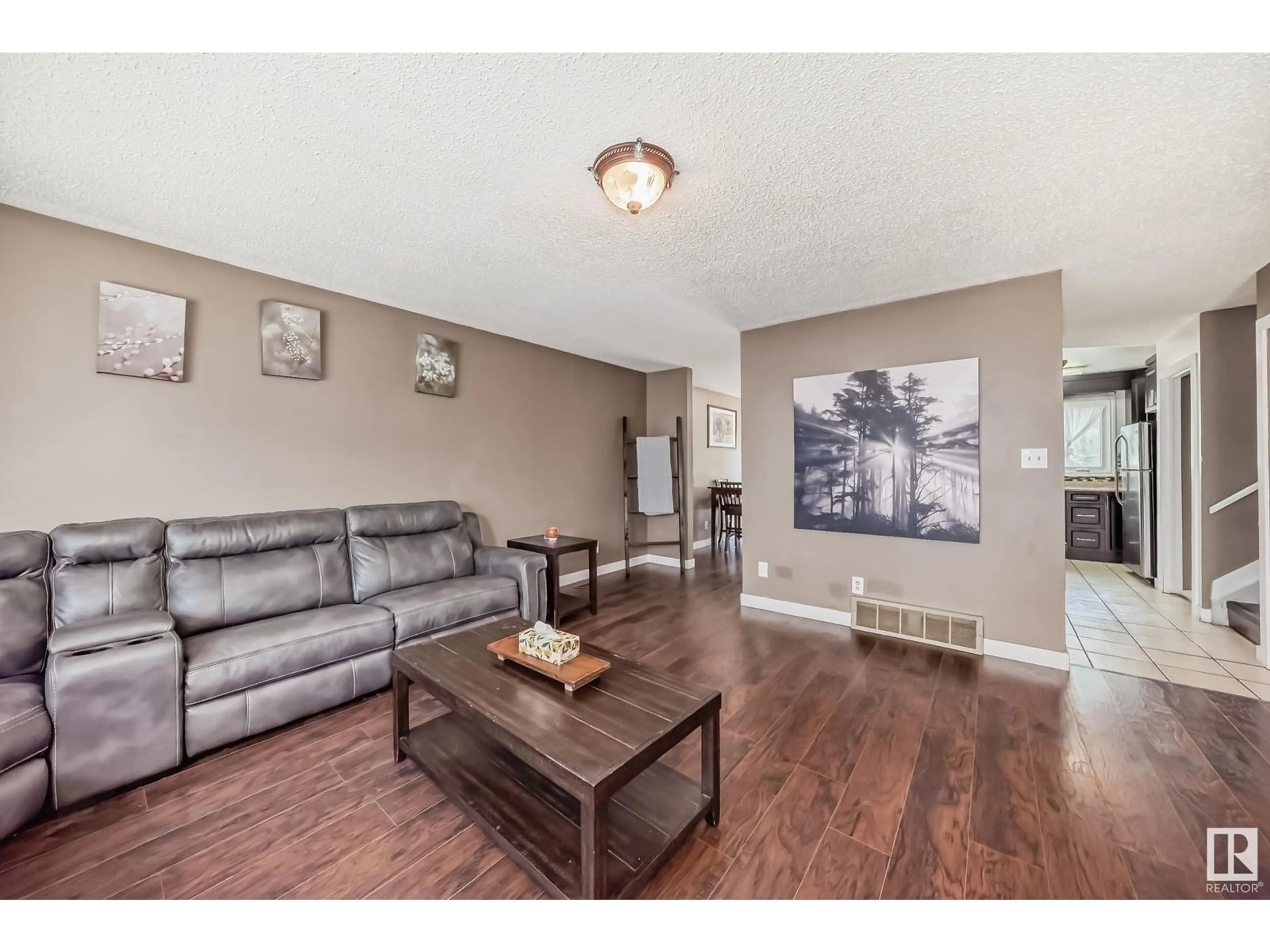Living room for 2516 35 ST NW NW, Edmonton Alberta T6L4G3
