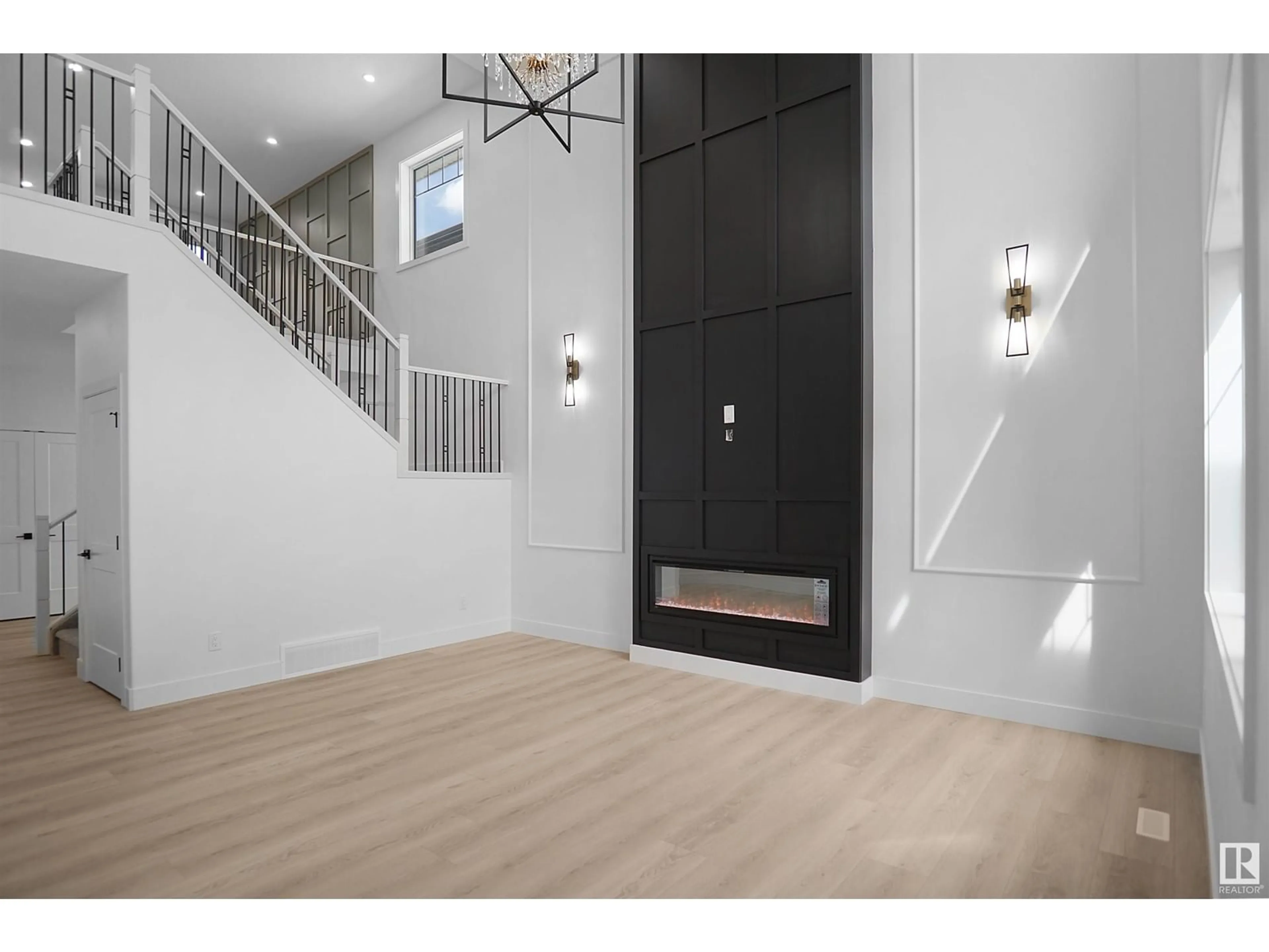 Indoor entryway for 3527 6 ST NW, Edmonton Alberta T6T2L5