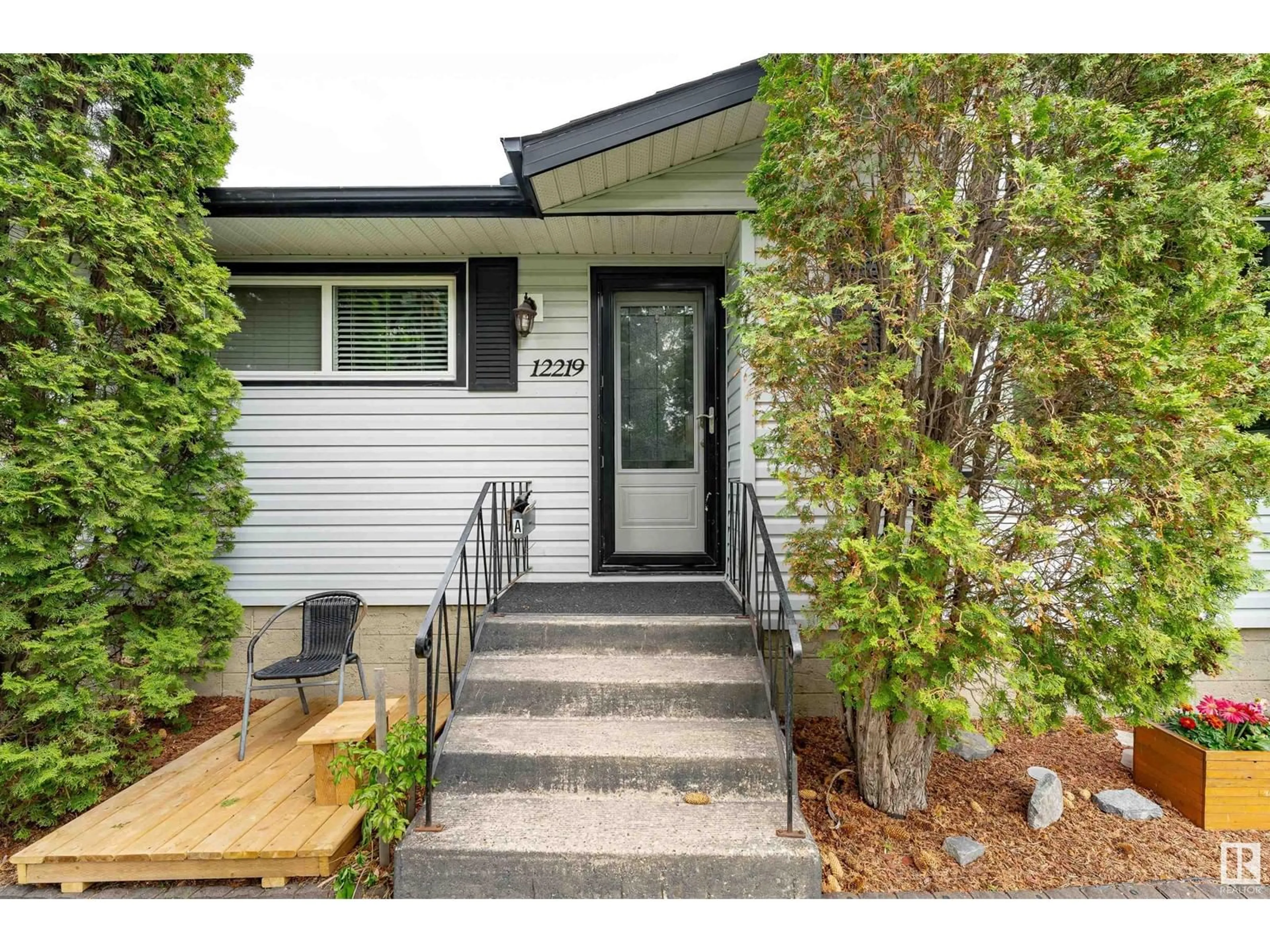 Indoor entryway for 12219 42 ST NW, Edmonton Alberta T5W2P2