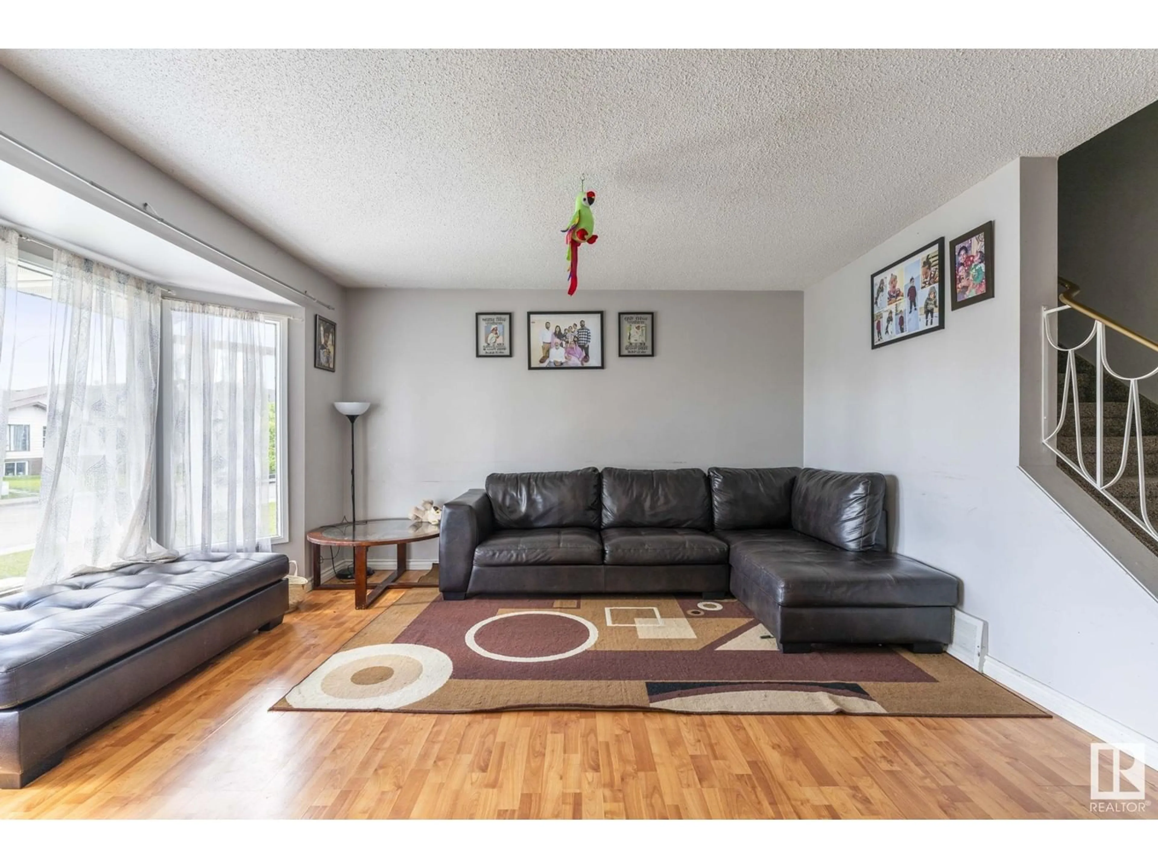 Living room for 2109 47 ST NW, Edmonton Alberta T6L3H6