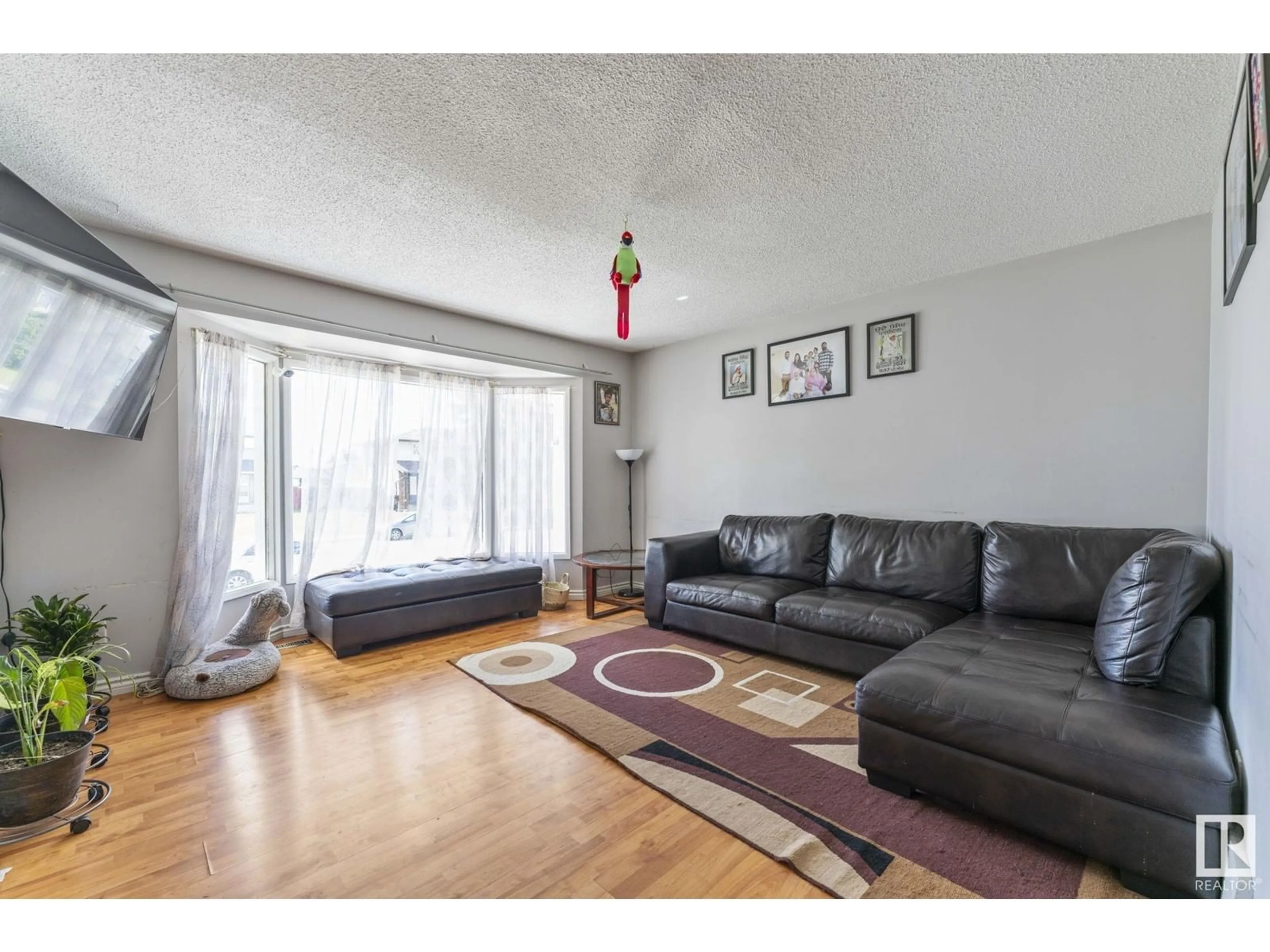 Living room for 2109 47 ST NW, Edmonton Alberta T6L3H6