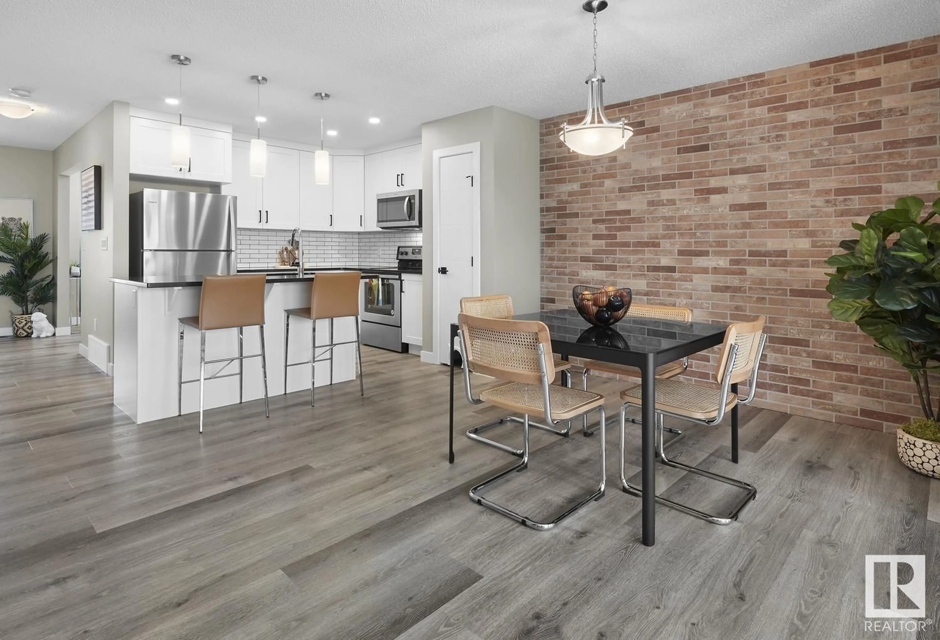 Contemporary kitchen for 9308 221 ST NW, Edmonton Alberta T5T6C9