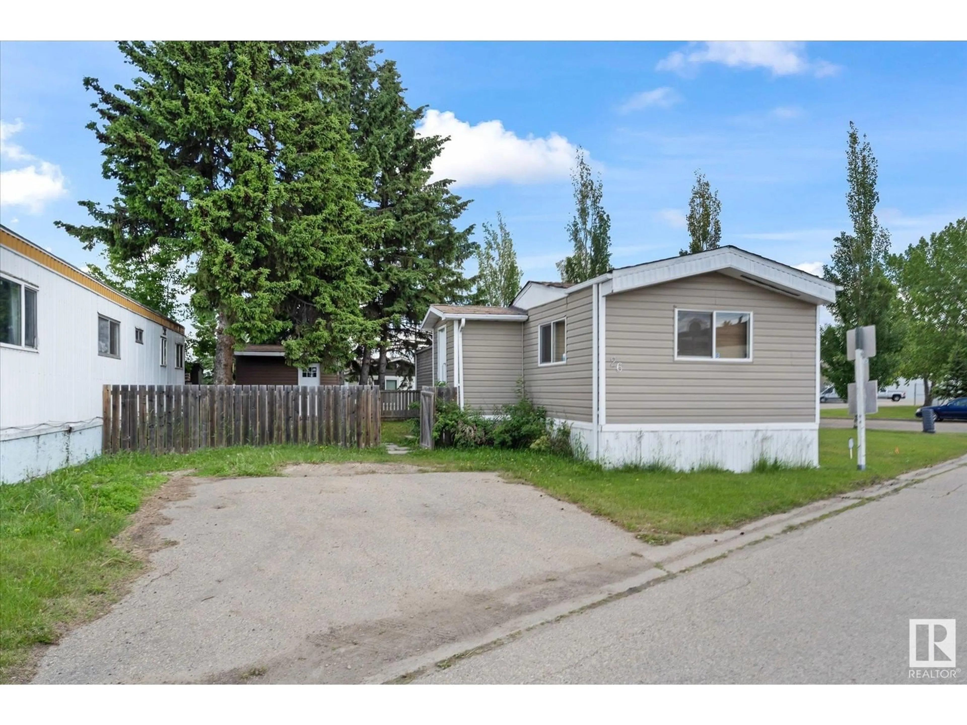 A pic from exterior of the house or condo for #26 10410 101A ST, Morinville Alberta T8R1B1