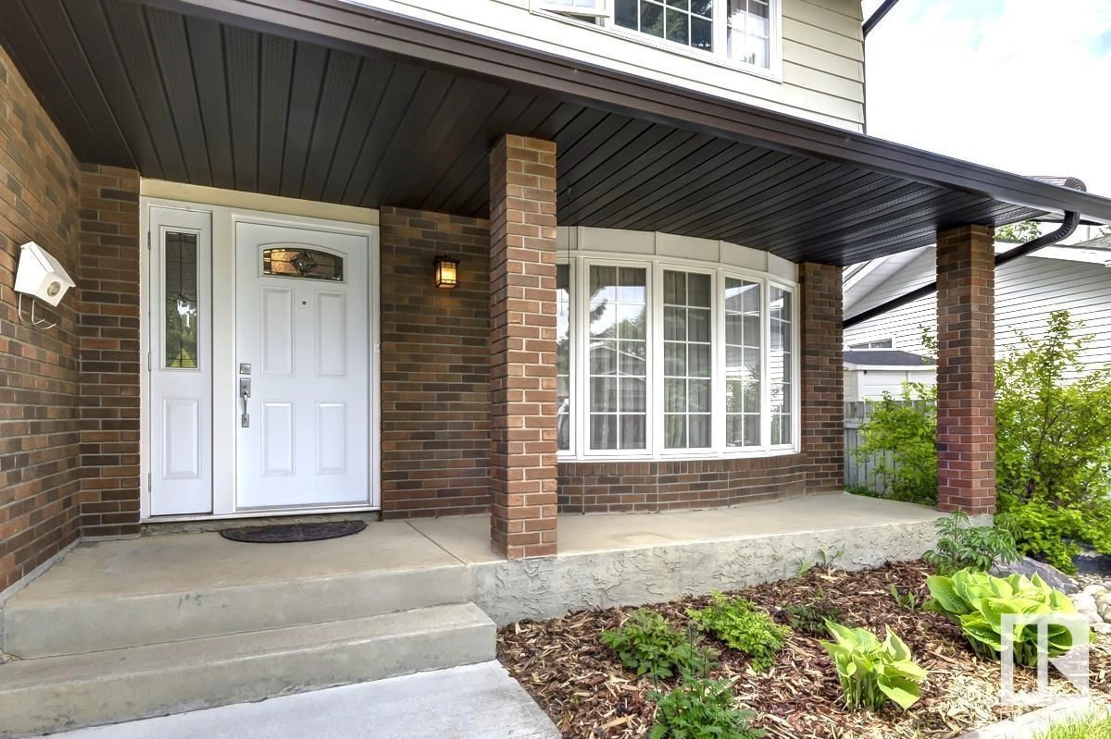 Indoor entryway for 14721 46 AV NW, Edmonton Alberta T6H5M6