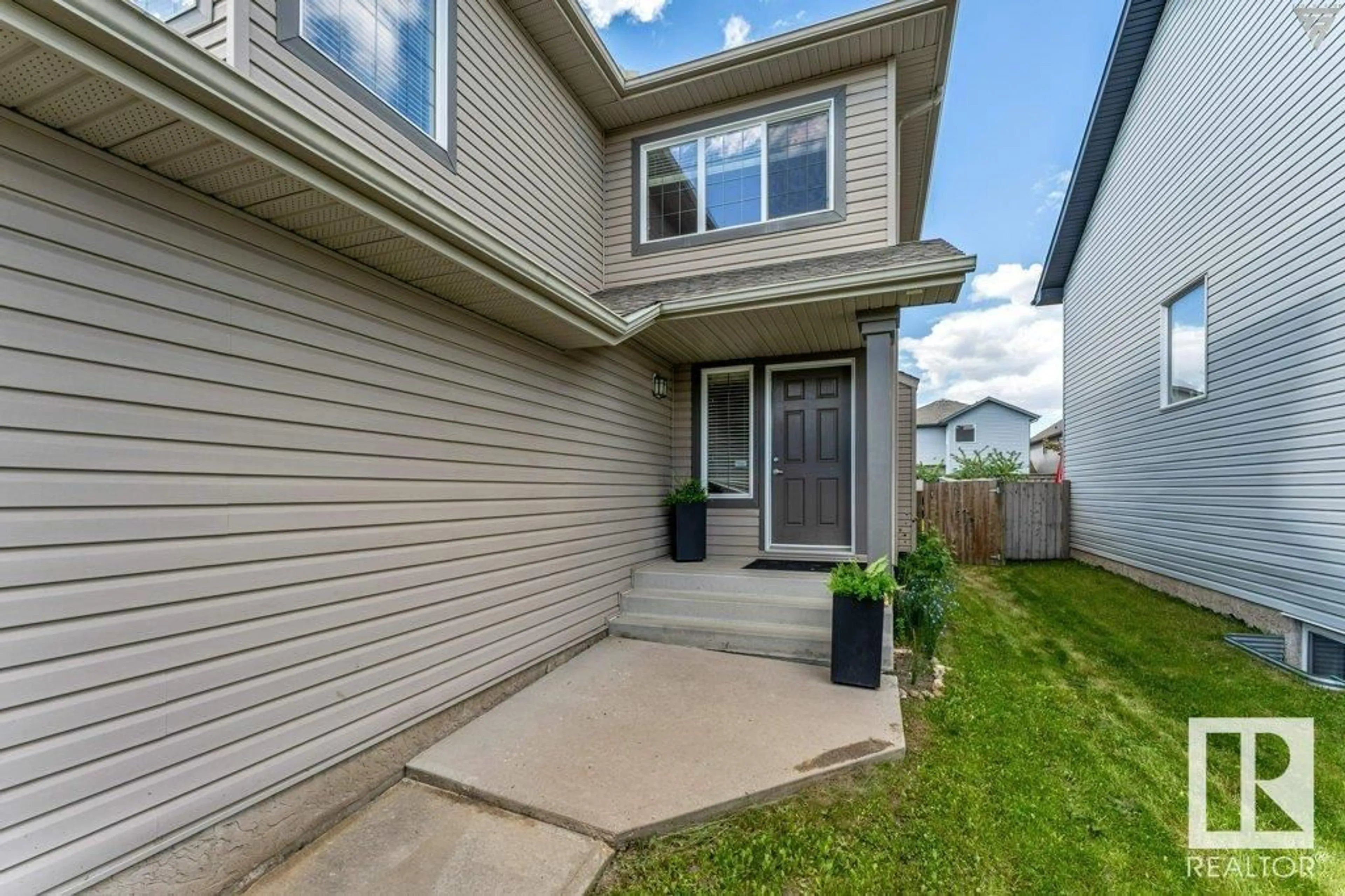 Frontside or backside of a home for 8422 SLOANE CR NW, Edmonton Alberta T6R0L1