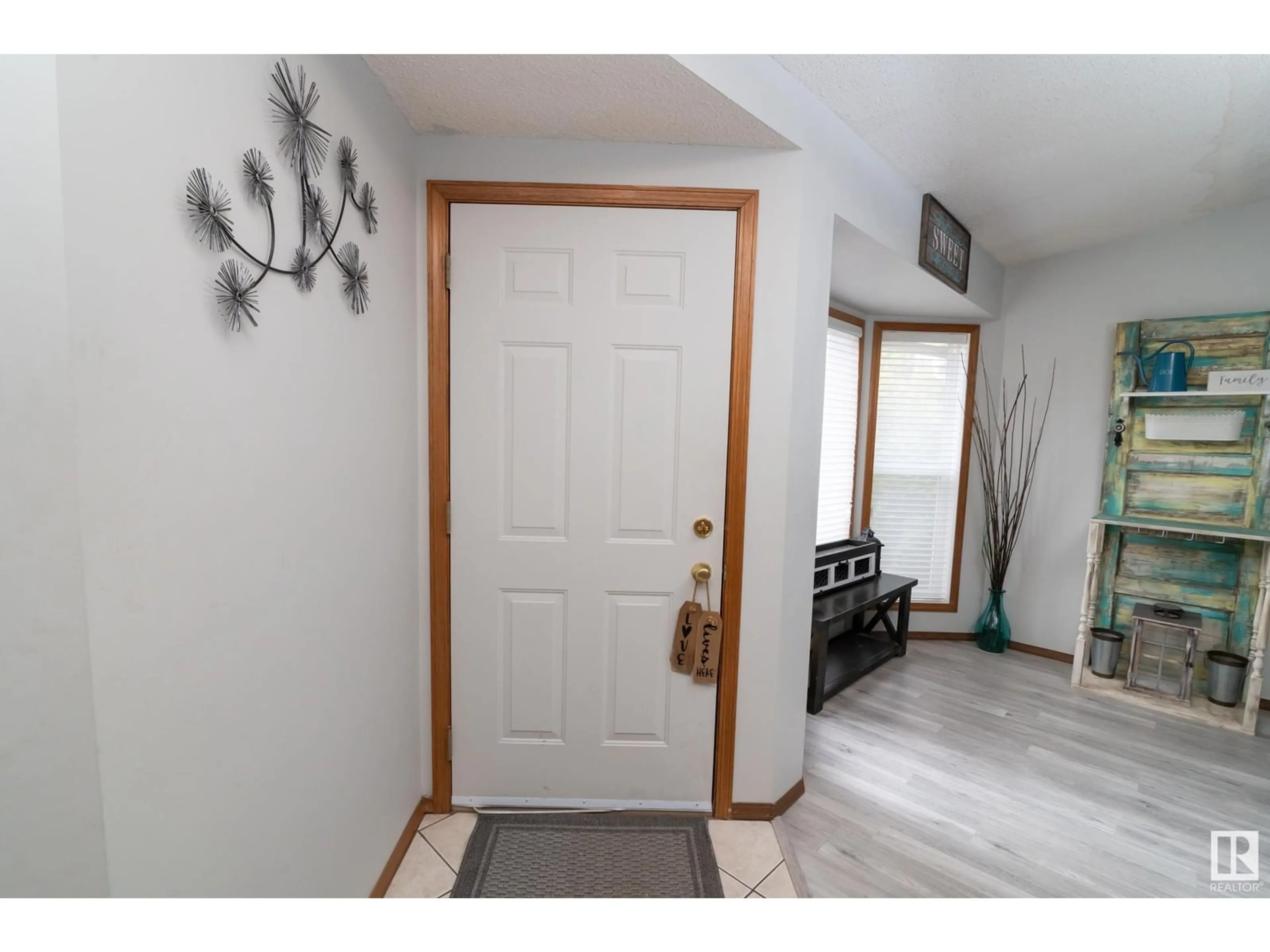 Indoor entryway for 87 DARLINGTON CO, Sherwood Park Alberta T8H1N9