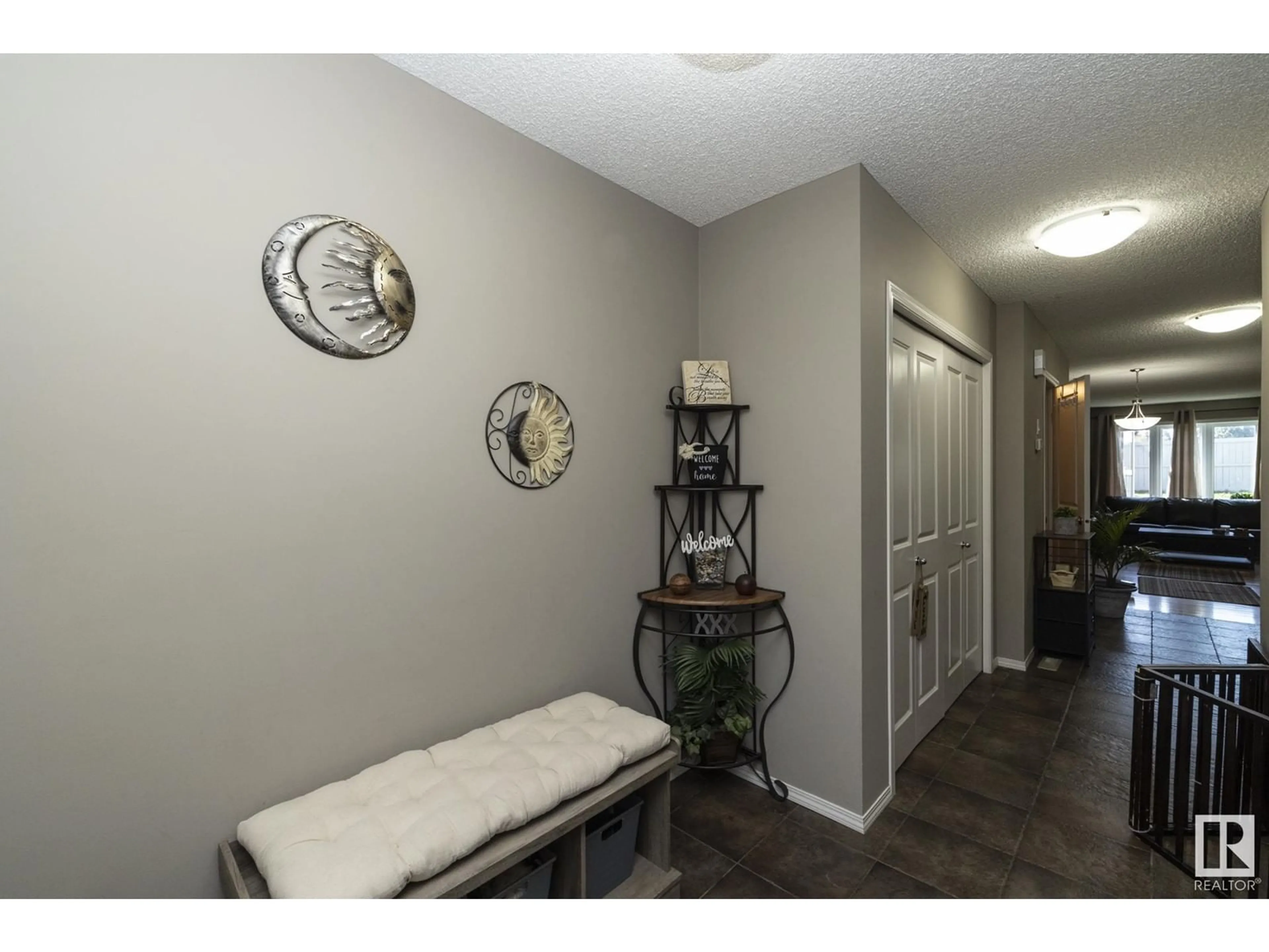 Indoor entryway for 7033 CARDINAL WY SW, Edmonton Alberta T6W1Z2