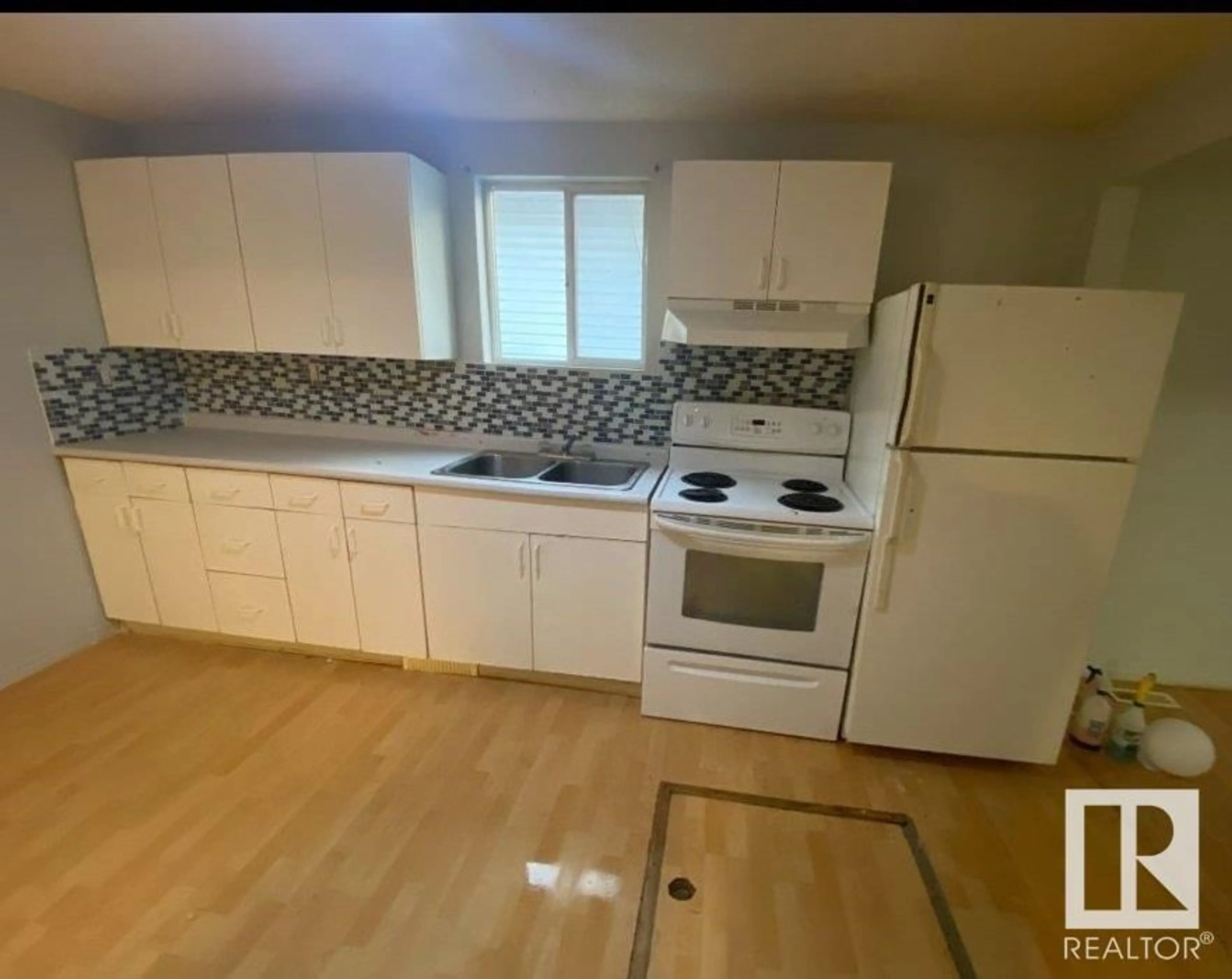 Kitchen for 9423 110 AV NW, Edmonton Alberta T5H1H2