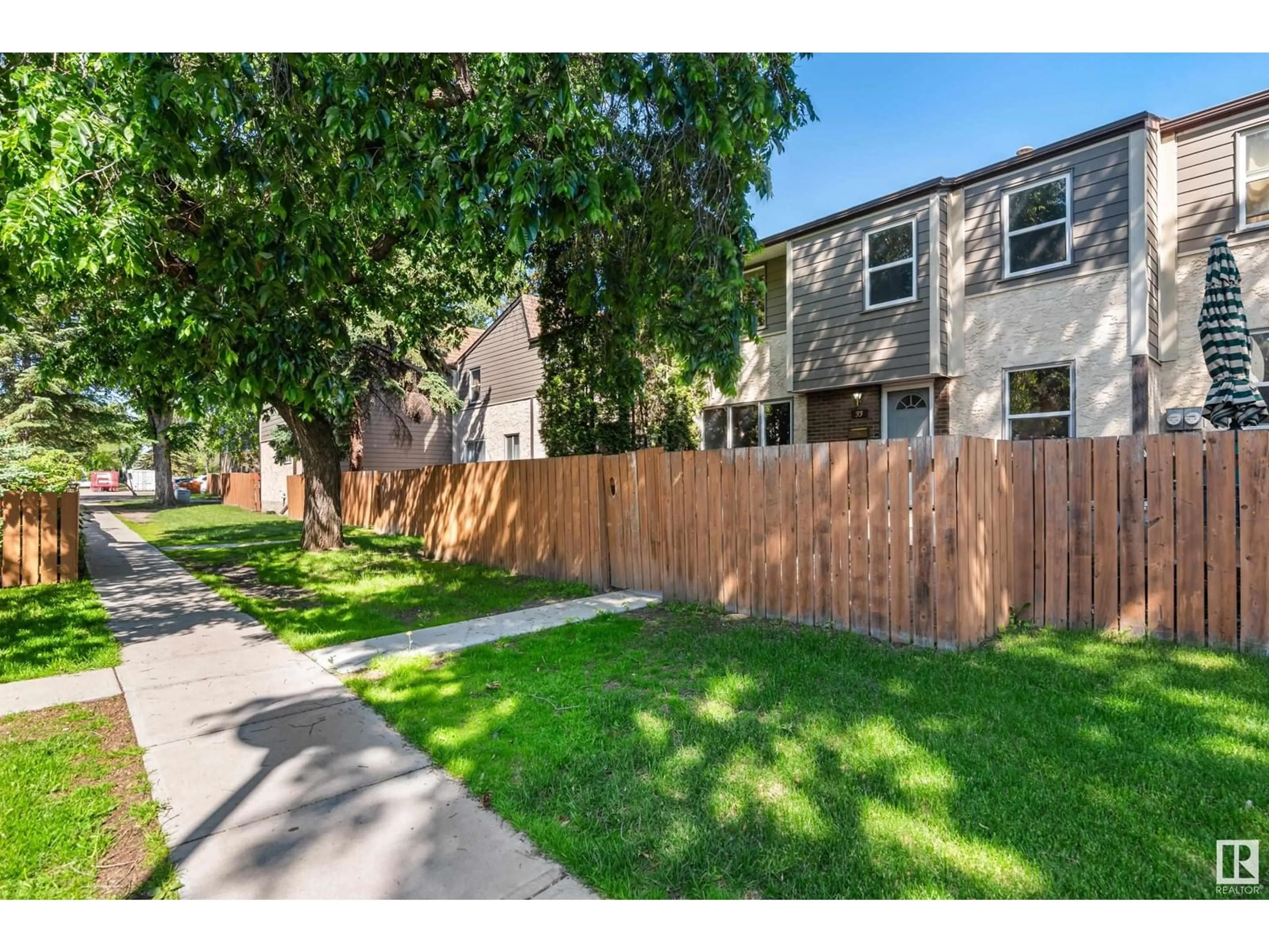 Fenced yard for 33 WILLOWDALE PLACE PL NW, Edmonton Alberta T5T1Z4