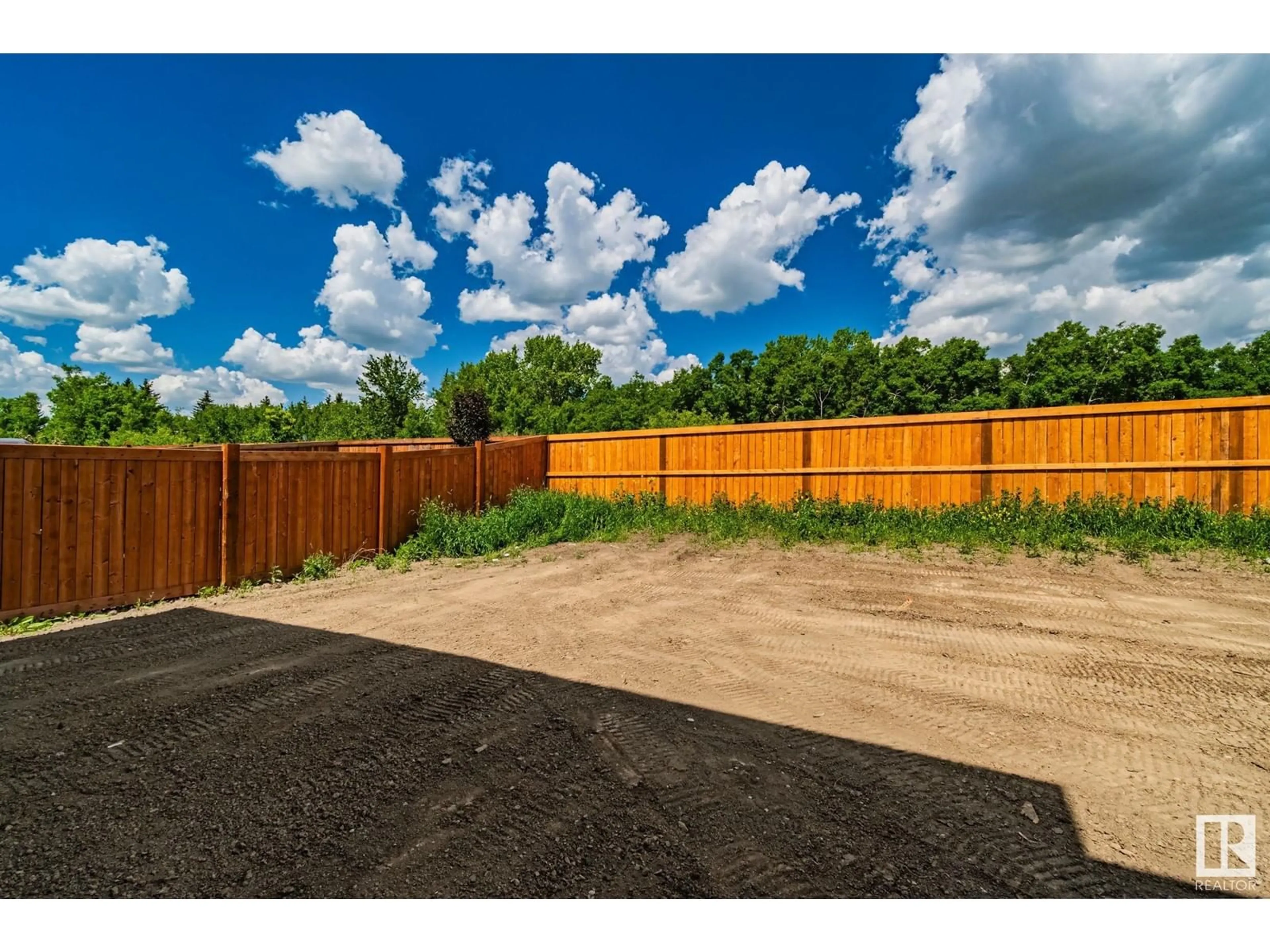 Fenced yard for 86 Royal ST NW, St. Albert Alberta T8N7X4